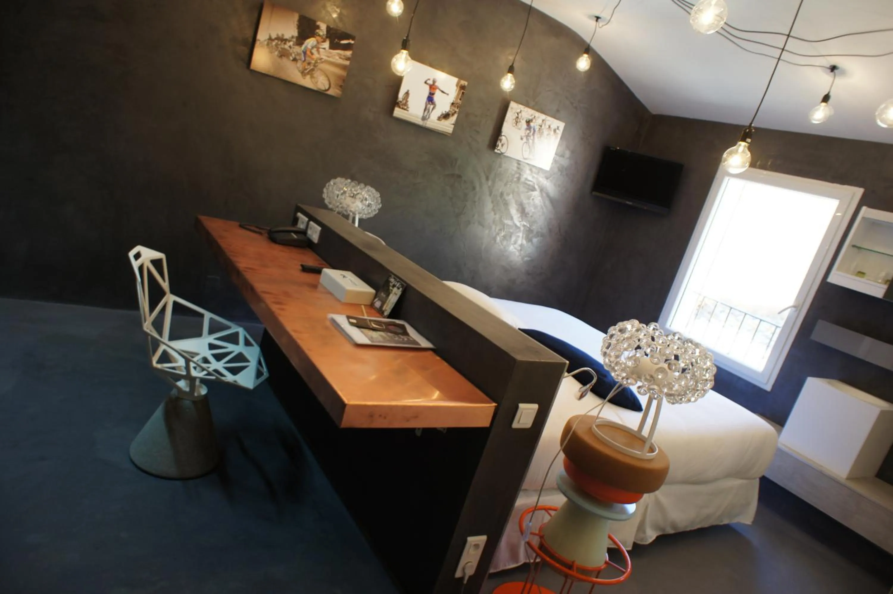 Bed in Logis Hôtel restaurant des Pins