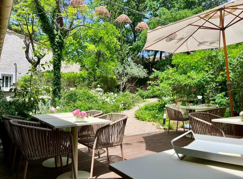 Restaurant/places to eat in Logis Hôtel restaurant des Pins