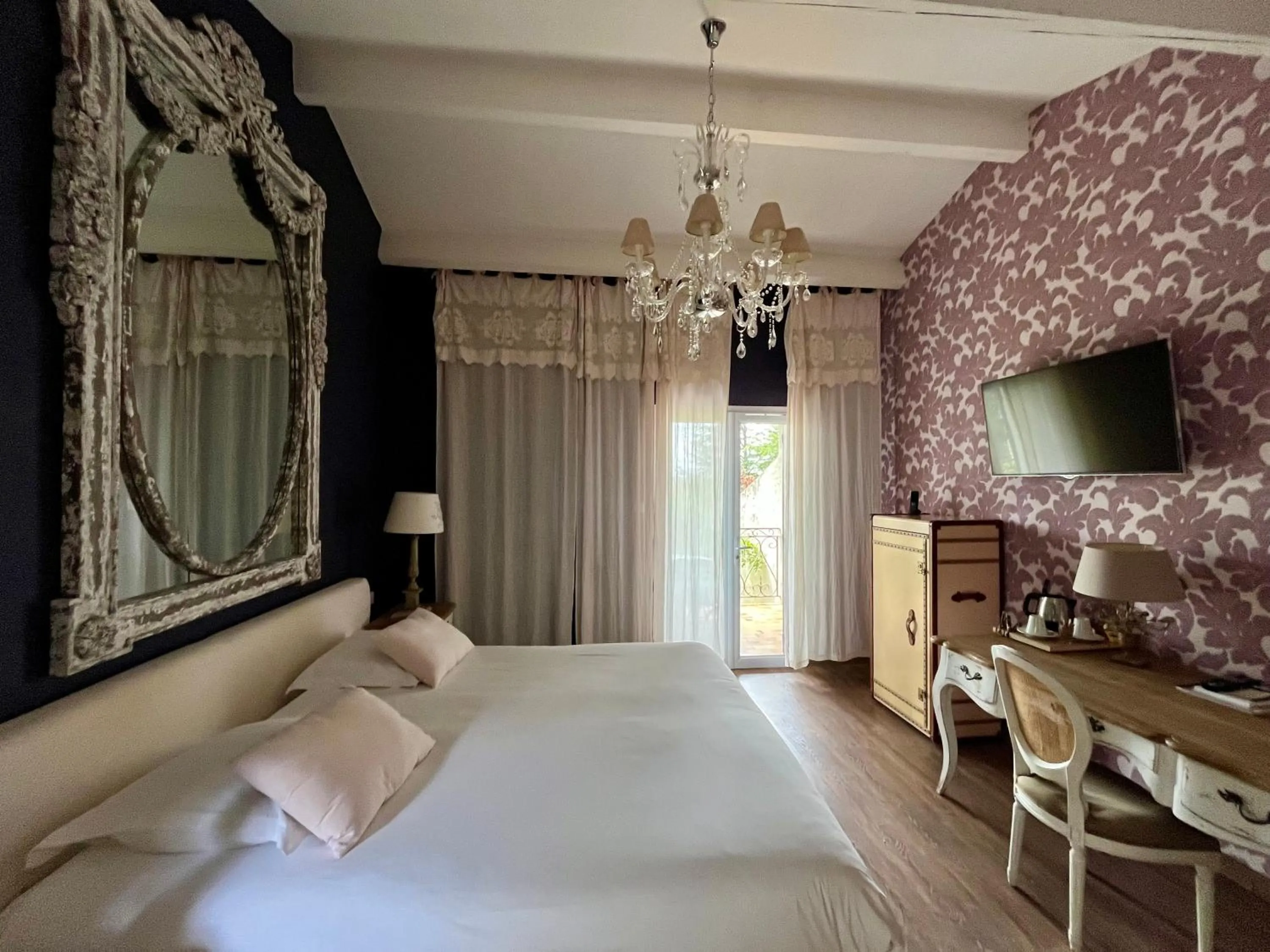 Bed in Logis Hôtel restaurant des Pins