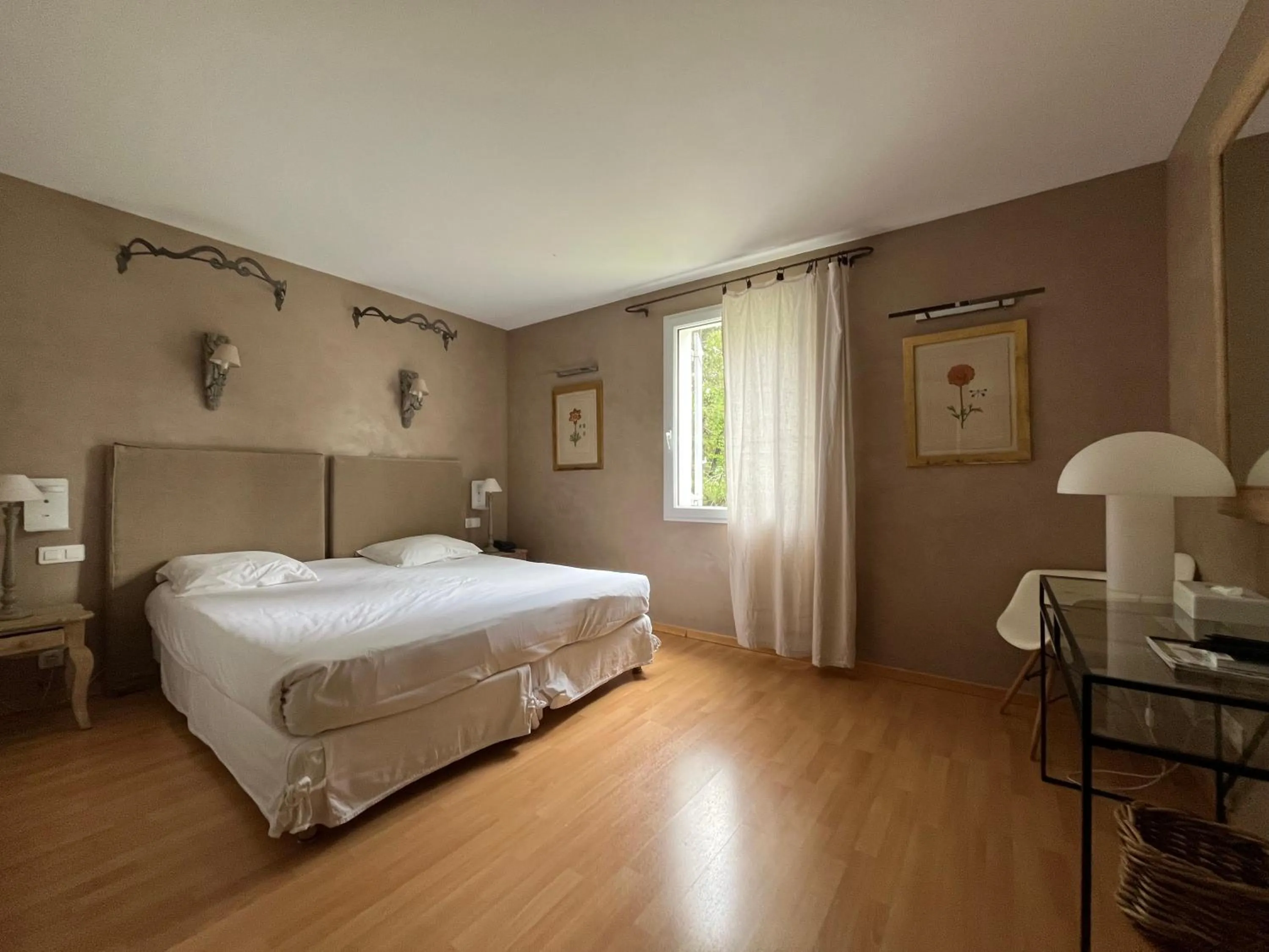 Bed in Logis Hôtel restaurant des Pins