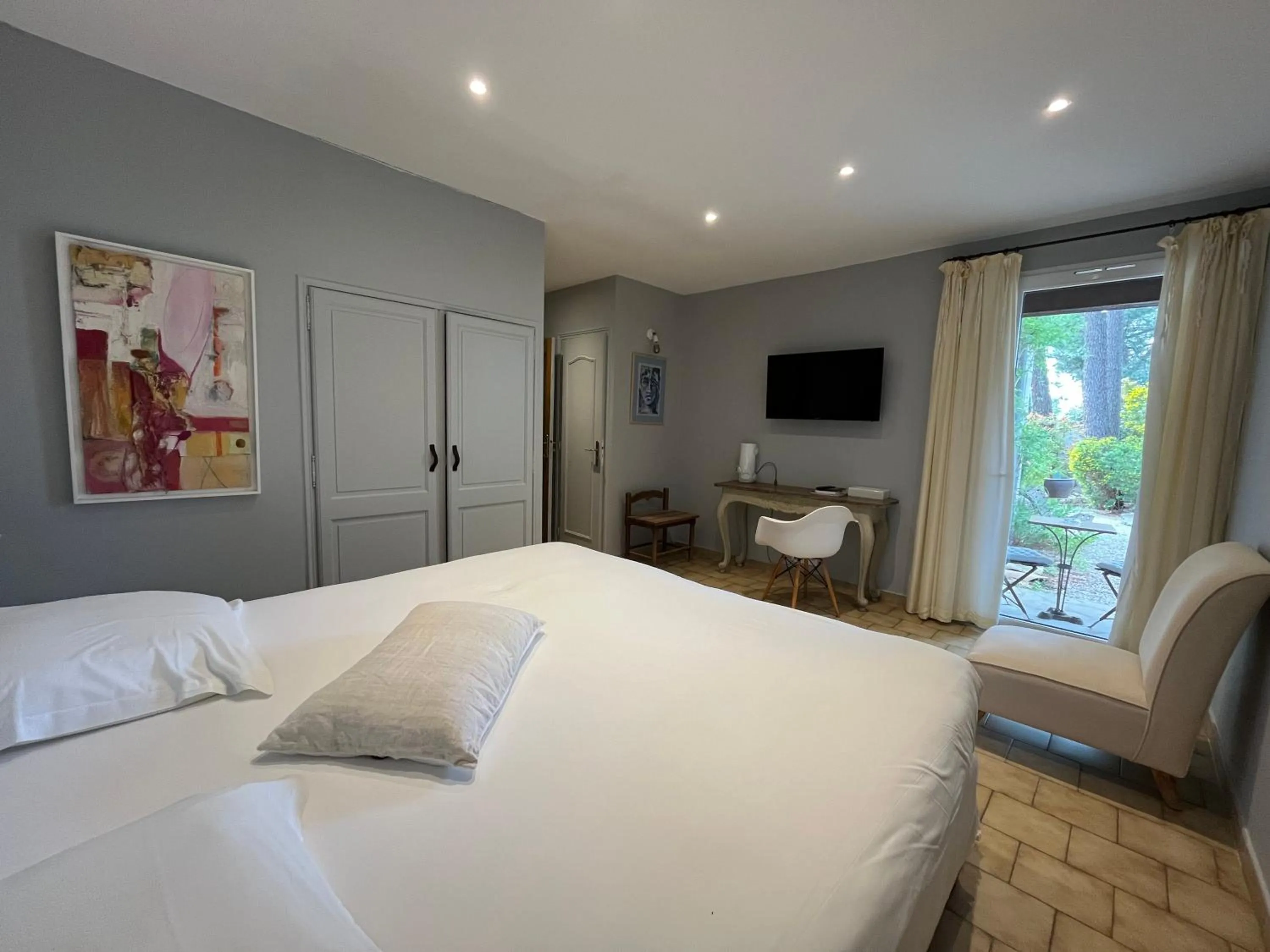 Bed in Logis Hôtel restaurant des Pins