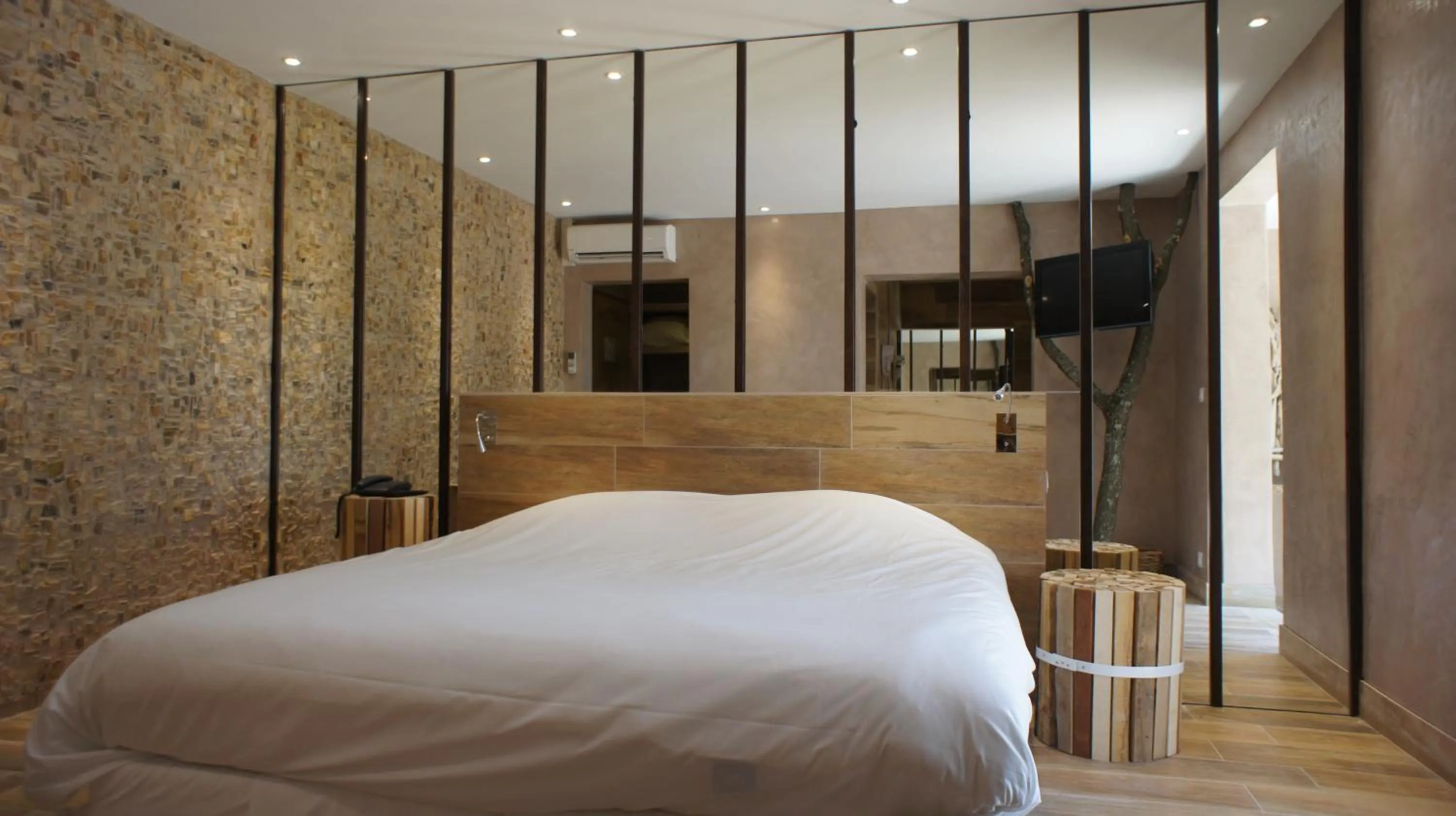 Photo of the whole room, Bed in Logis Hôtel restaurant des Pins