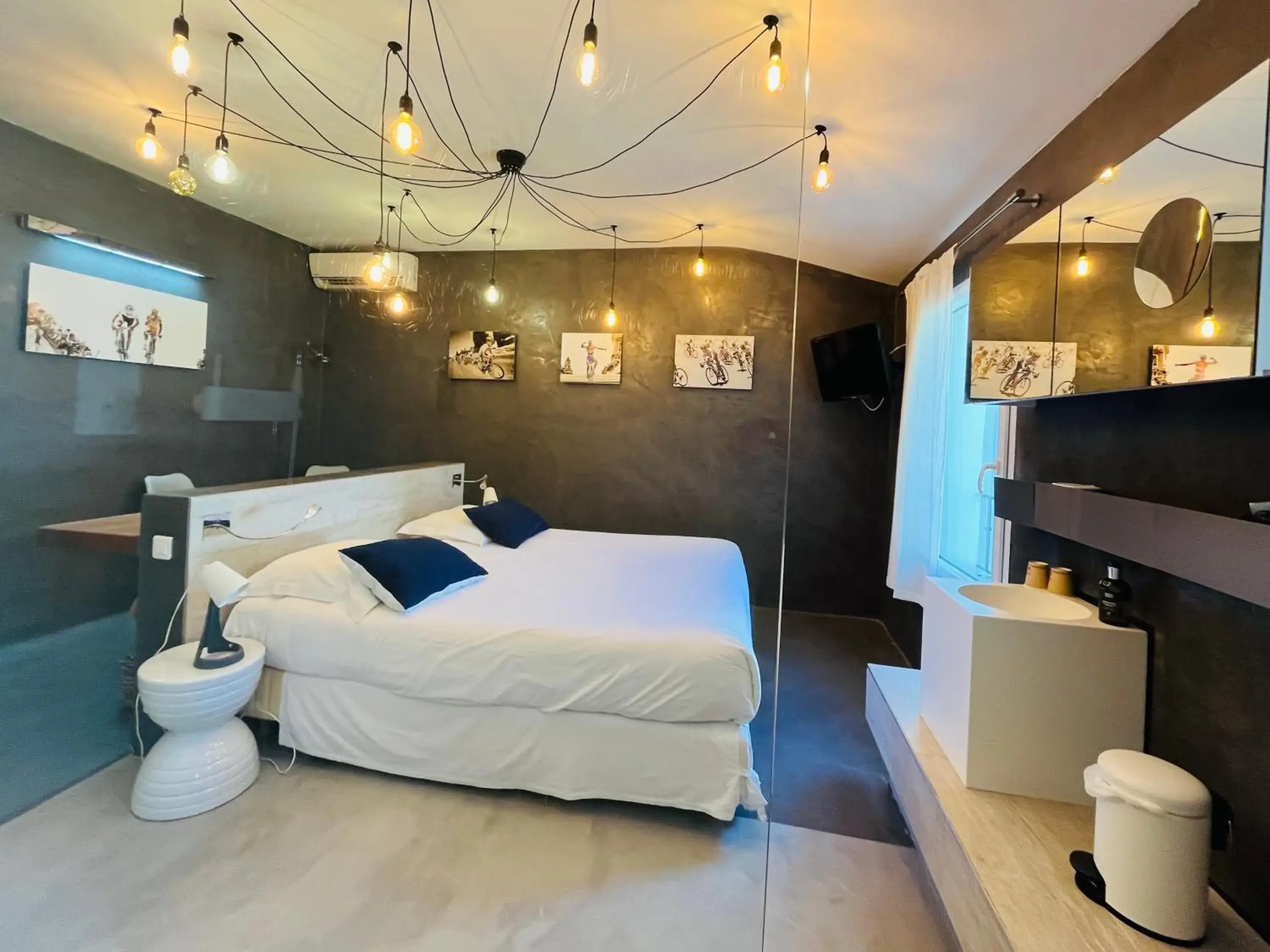 Superior Comfort Double Room in Logis Hôtel restaurant des Pins Superior Comfort Double Room in Logis Hôtel restaurant des Pins