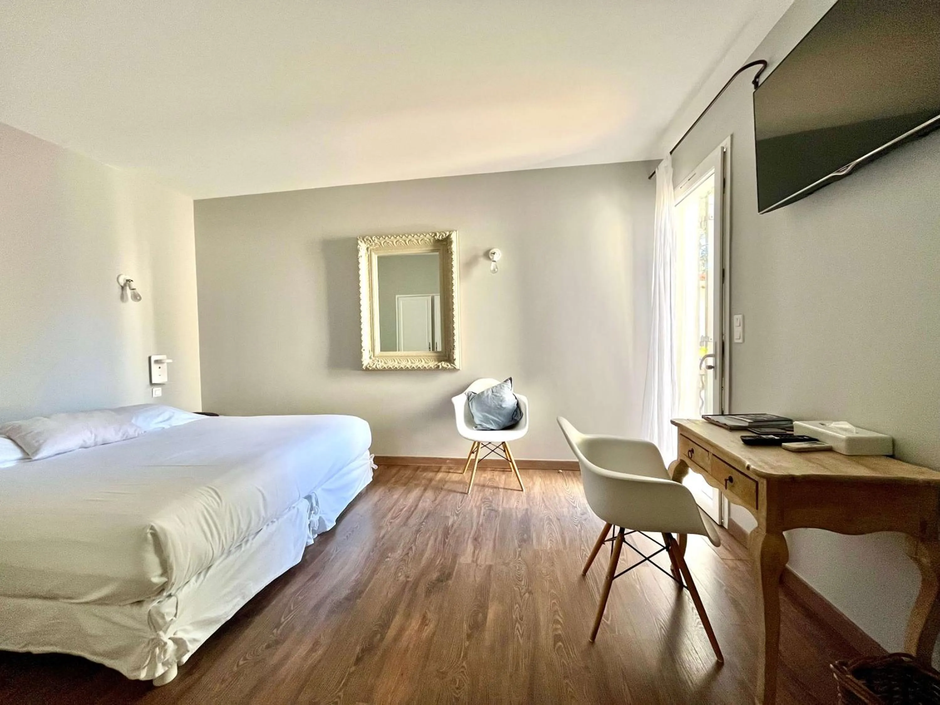 Bed in Logis Hôtel restaurant des Pins