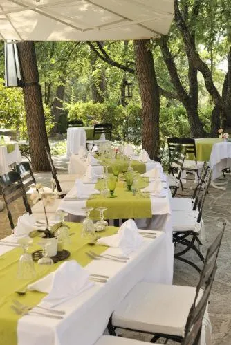 Restaurant/places to eat in Logis Hôtel restaurant des Pins