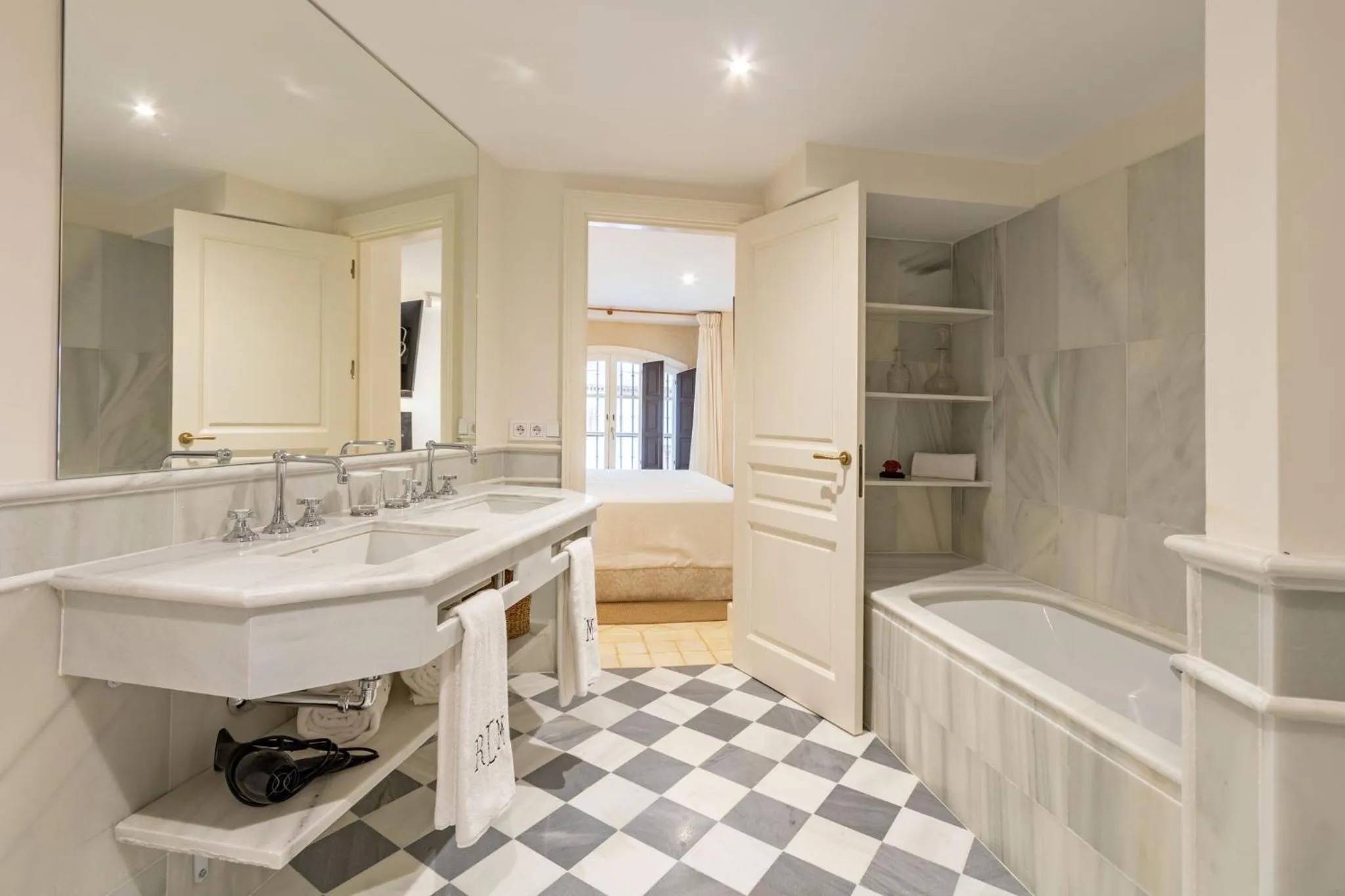 Bathroom in Casa de la Moneda Residences Sevilla