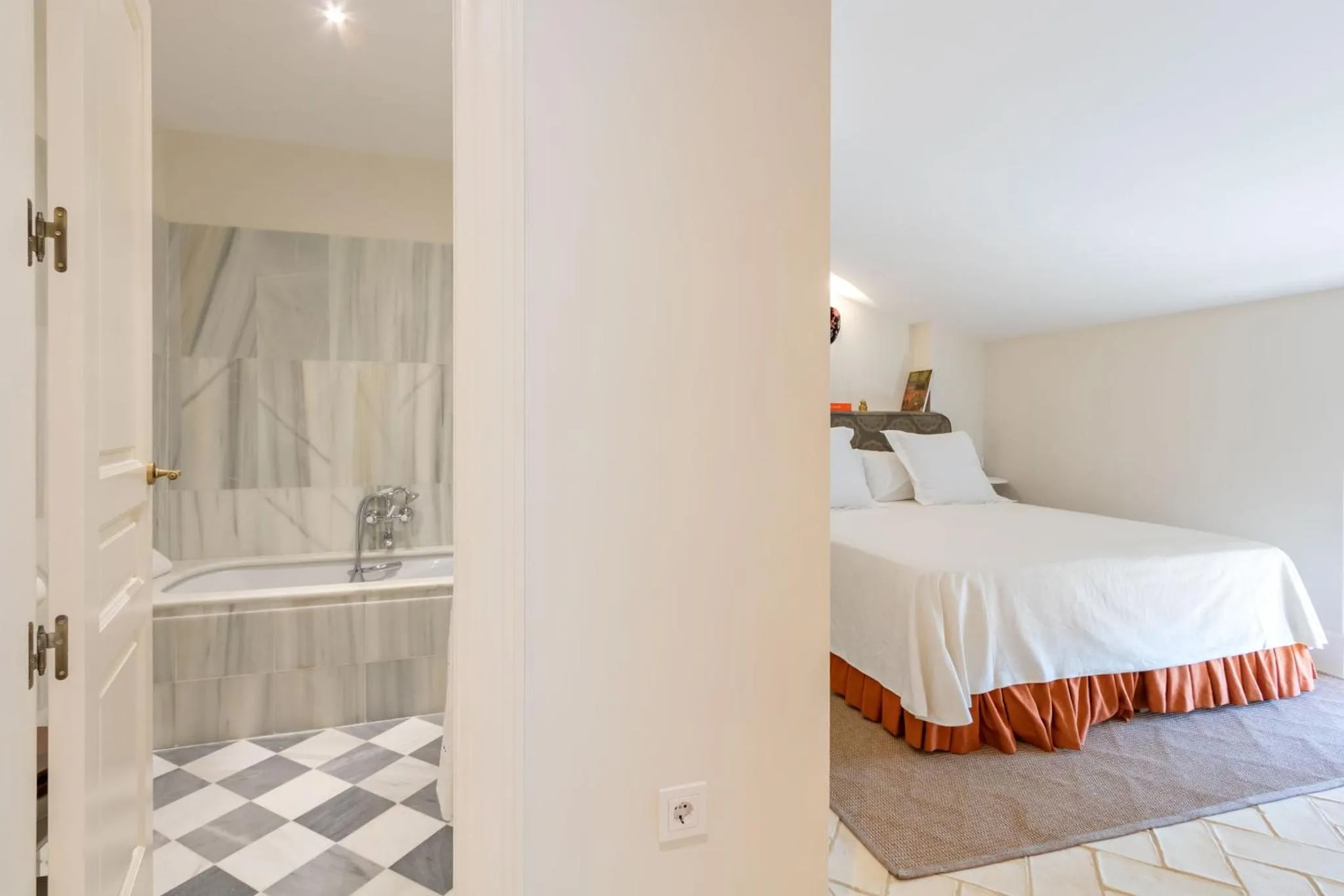 Bathroom, Bed in Casa de la Moneda Residences Sevilla