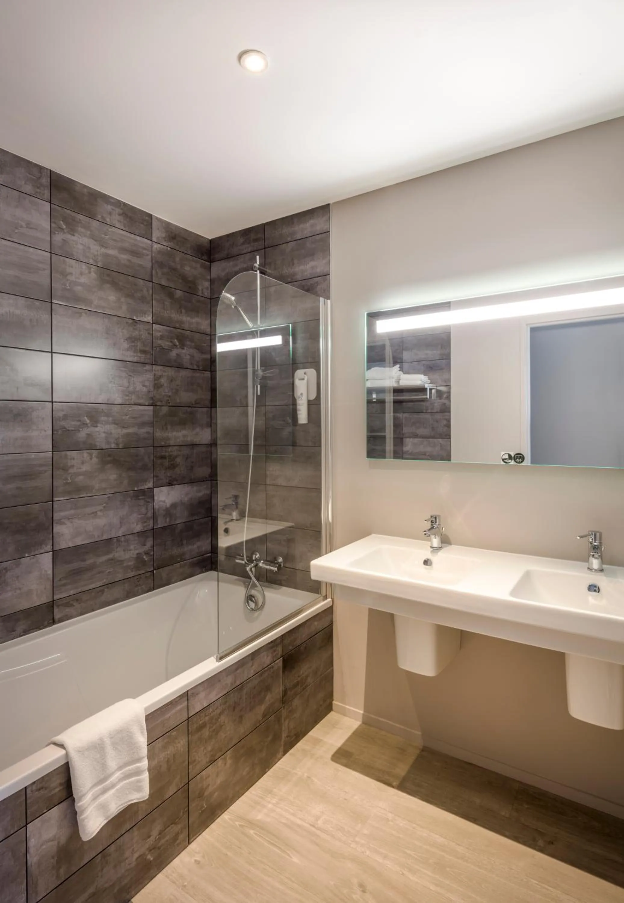 Bathroom in The Originals City, Hôtel Les Caps, Saint-Brieuc Est