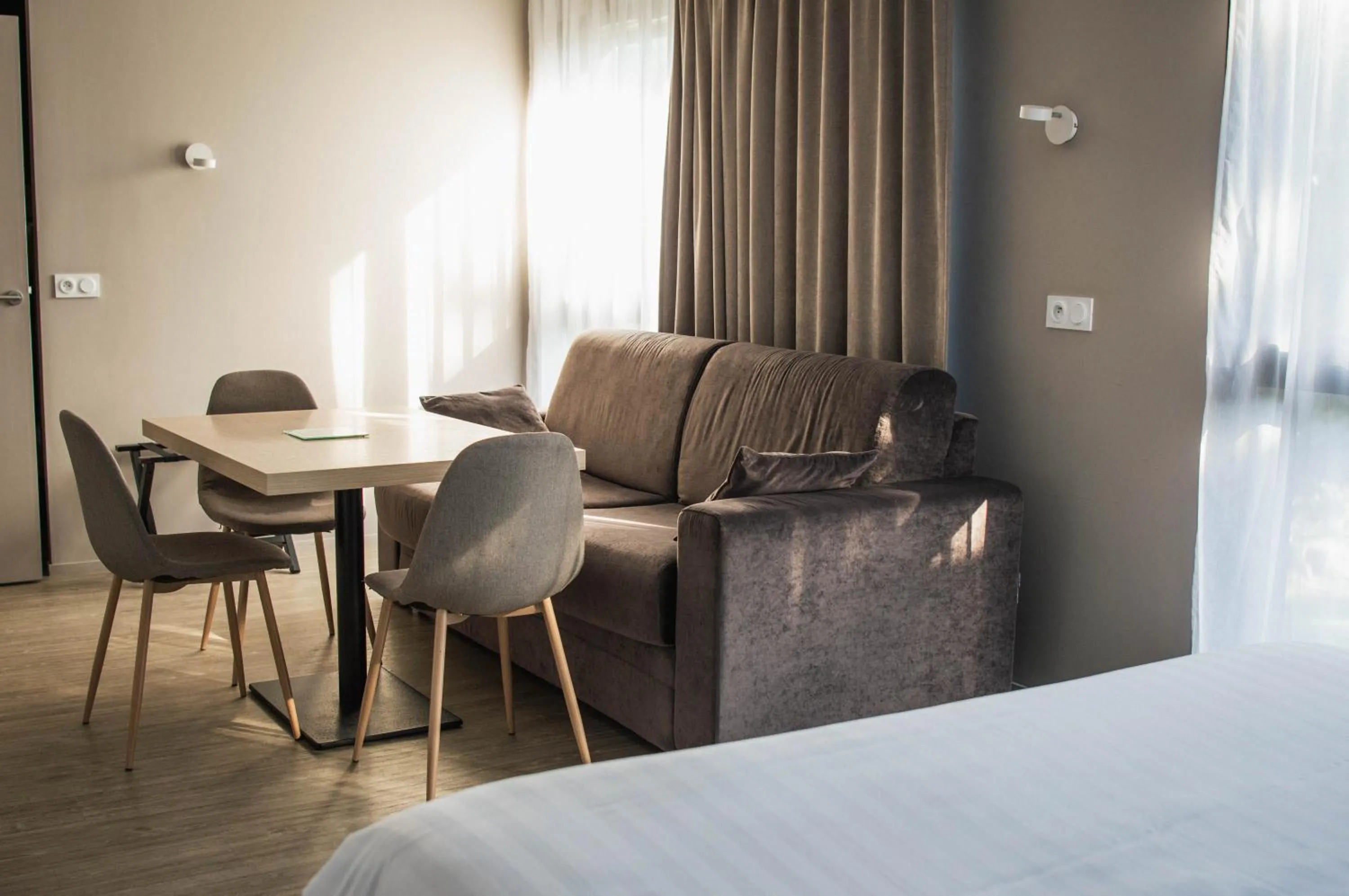 Seating area, Bed in The Originals City, Hôtel Les Caps, Saint-Brieuc Est