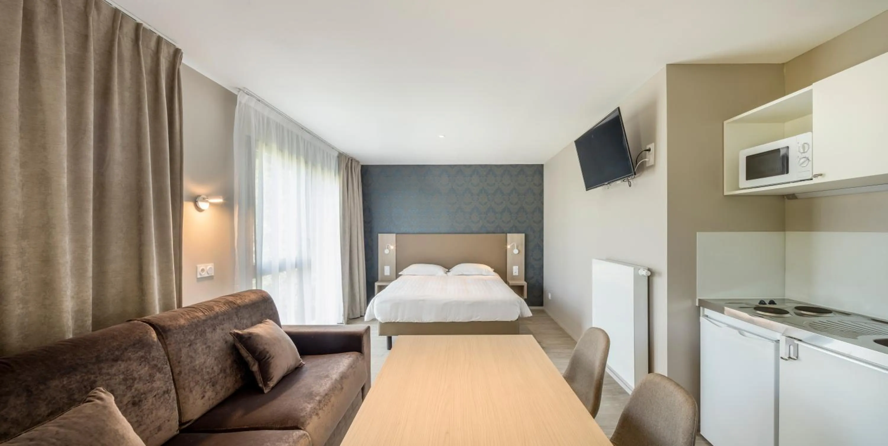 Kitchen or kitchenette, Bed in The Originals City, Hôtel Les Caps, Saint-Brieuc Est