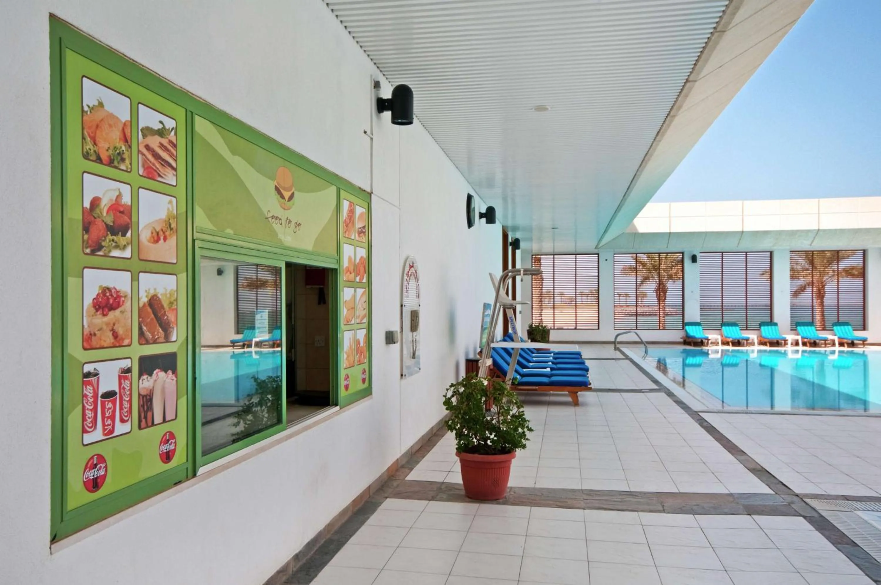 Restaurant/places to eat, Swimming Pool in Hilton Kuwait Resort