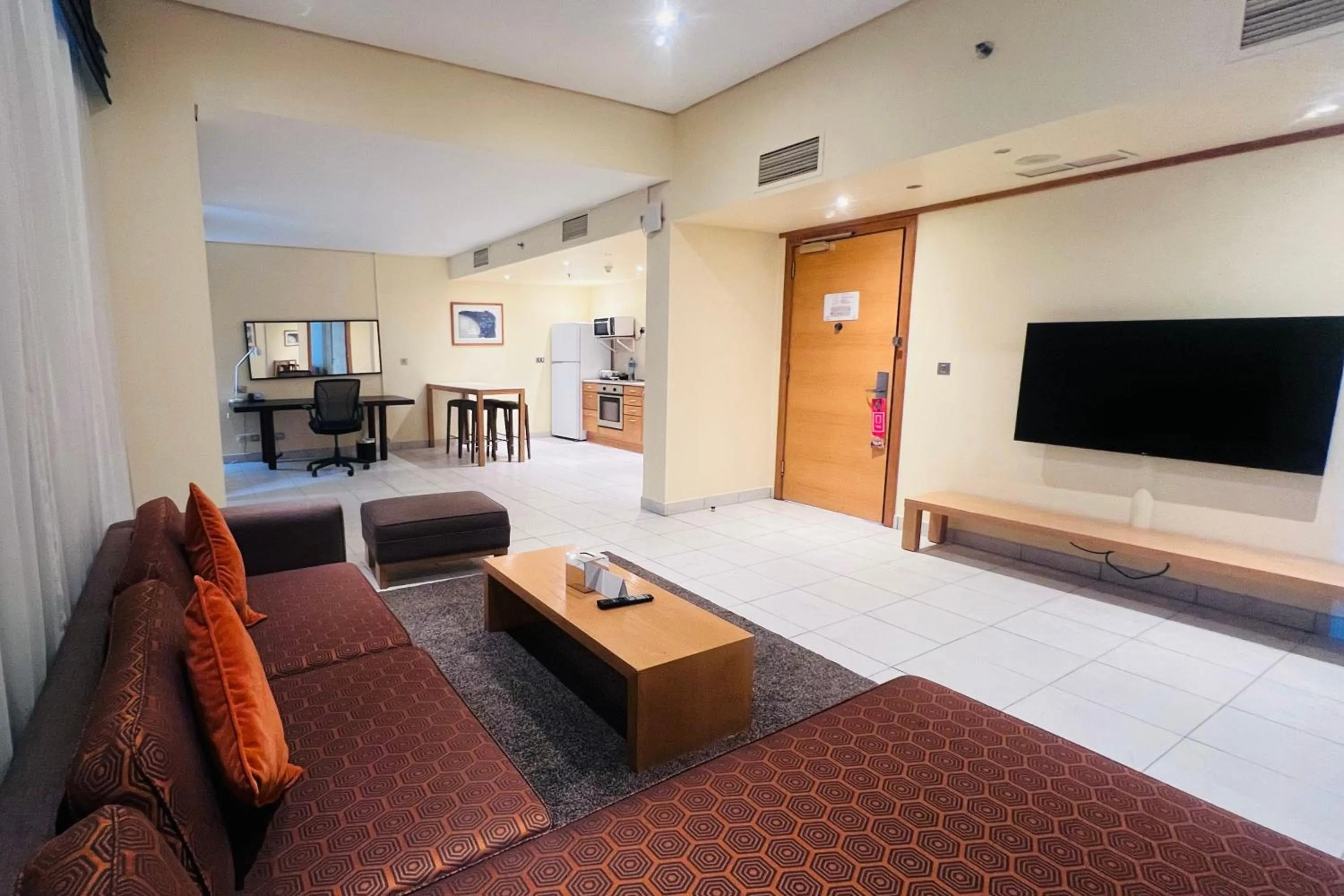 Kitchen or kitchenette, Seating Area in Hilton Kuwait Resort