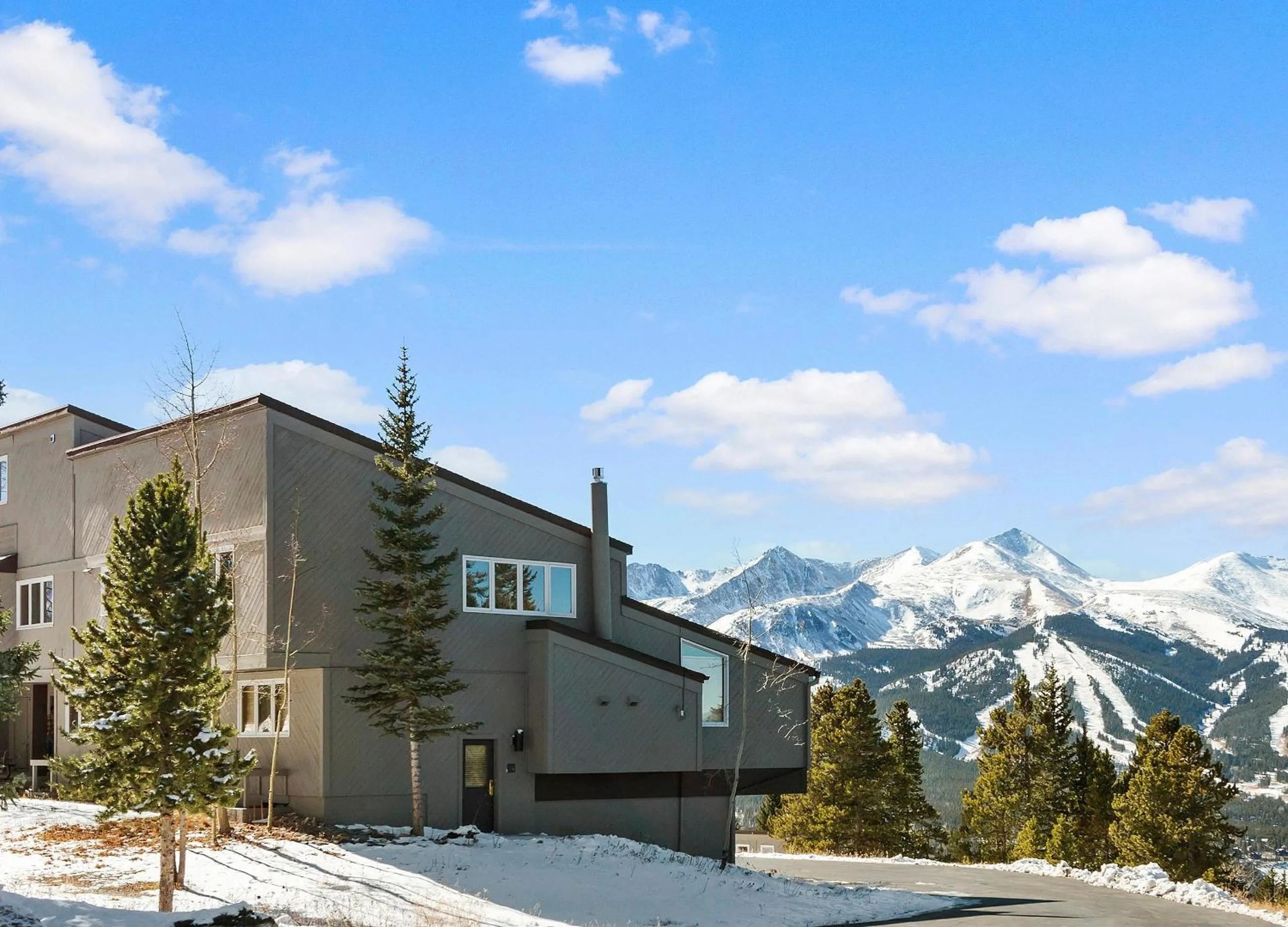 Property building in Gold Point Resort Breckenridge by Vacatia