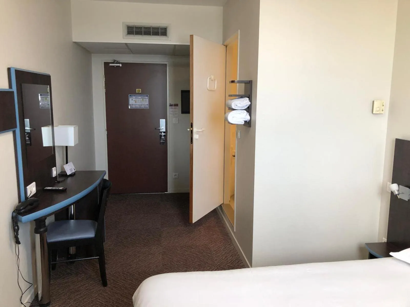 Bed in Hôtel Akena City Albi Gaillac