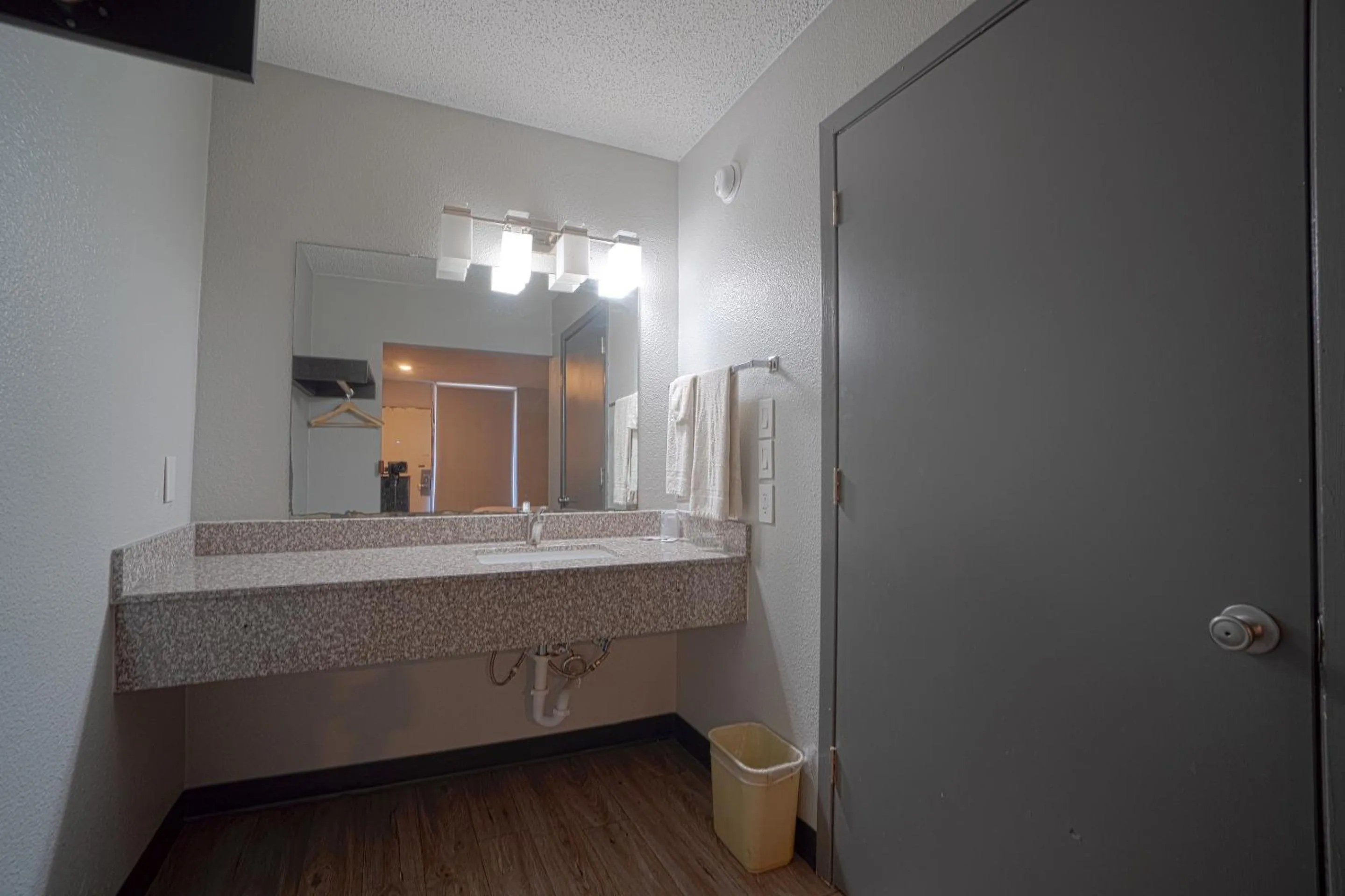 Bathroom in Hotel Comfort Stay by OYO Texarkana East, AR I-30