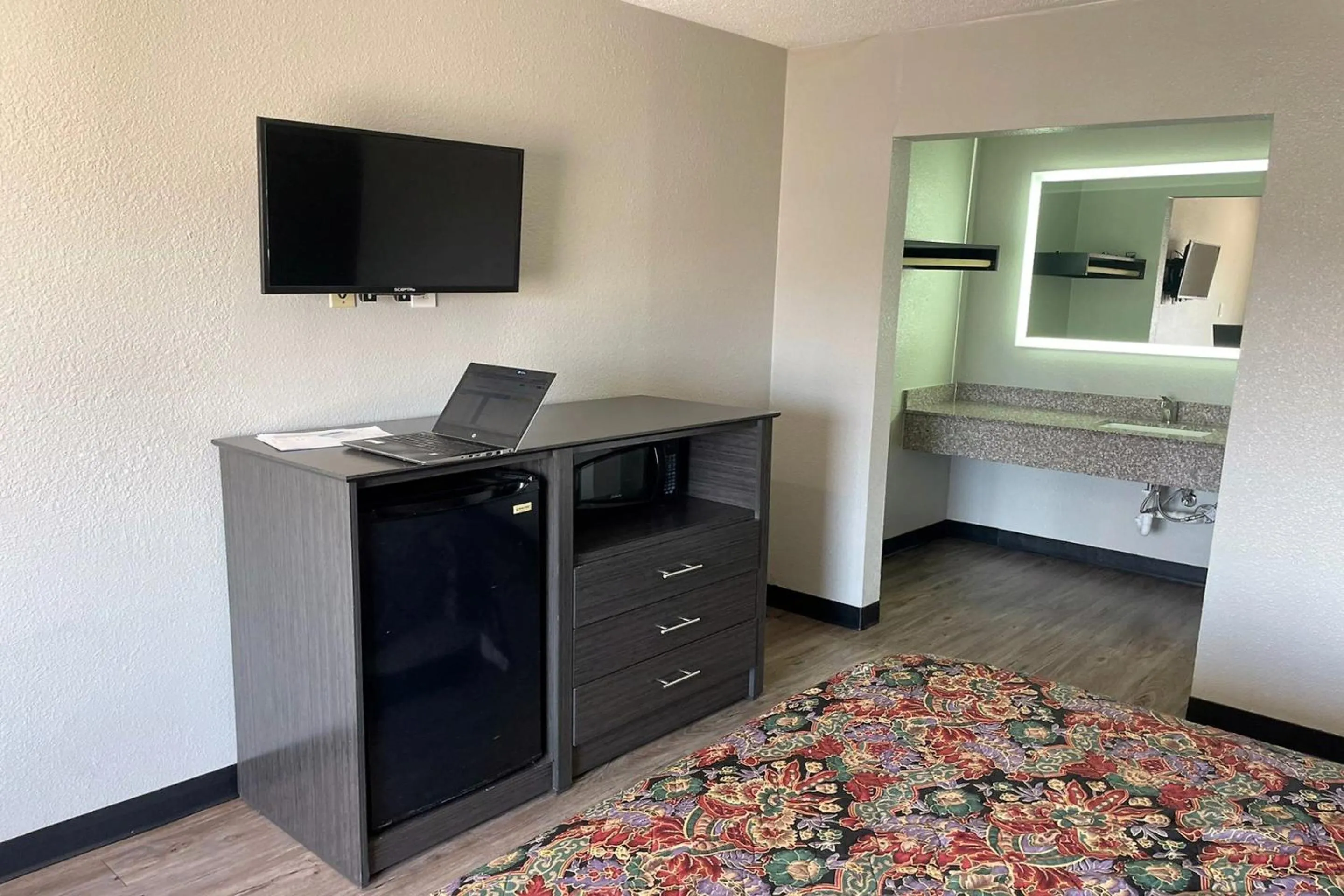 Bedroom in Hotel Comfort Stay by OYO Texarkana East, AR I-30