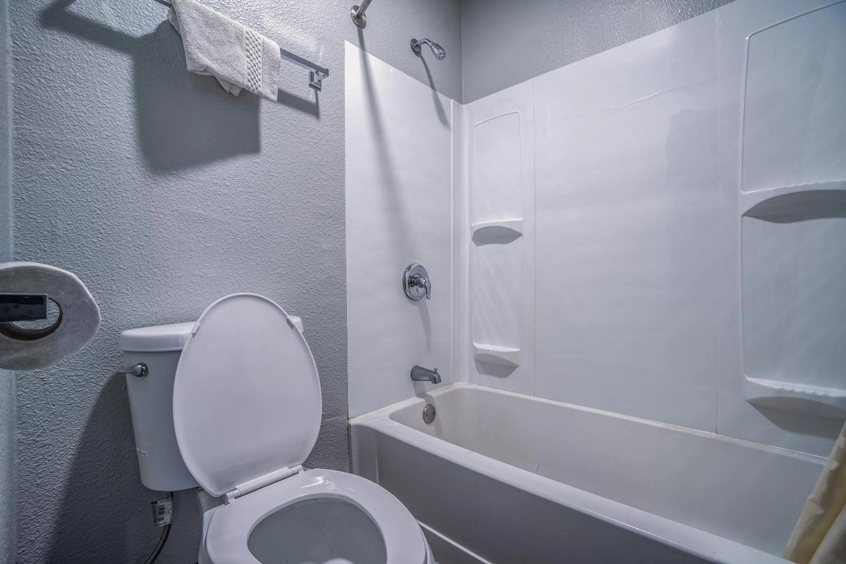 Bathroom in Hotel Comfort Stay by OYO Texarkana East, AR I-30