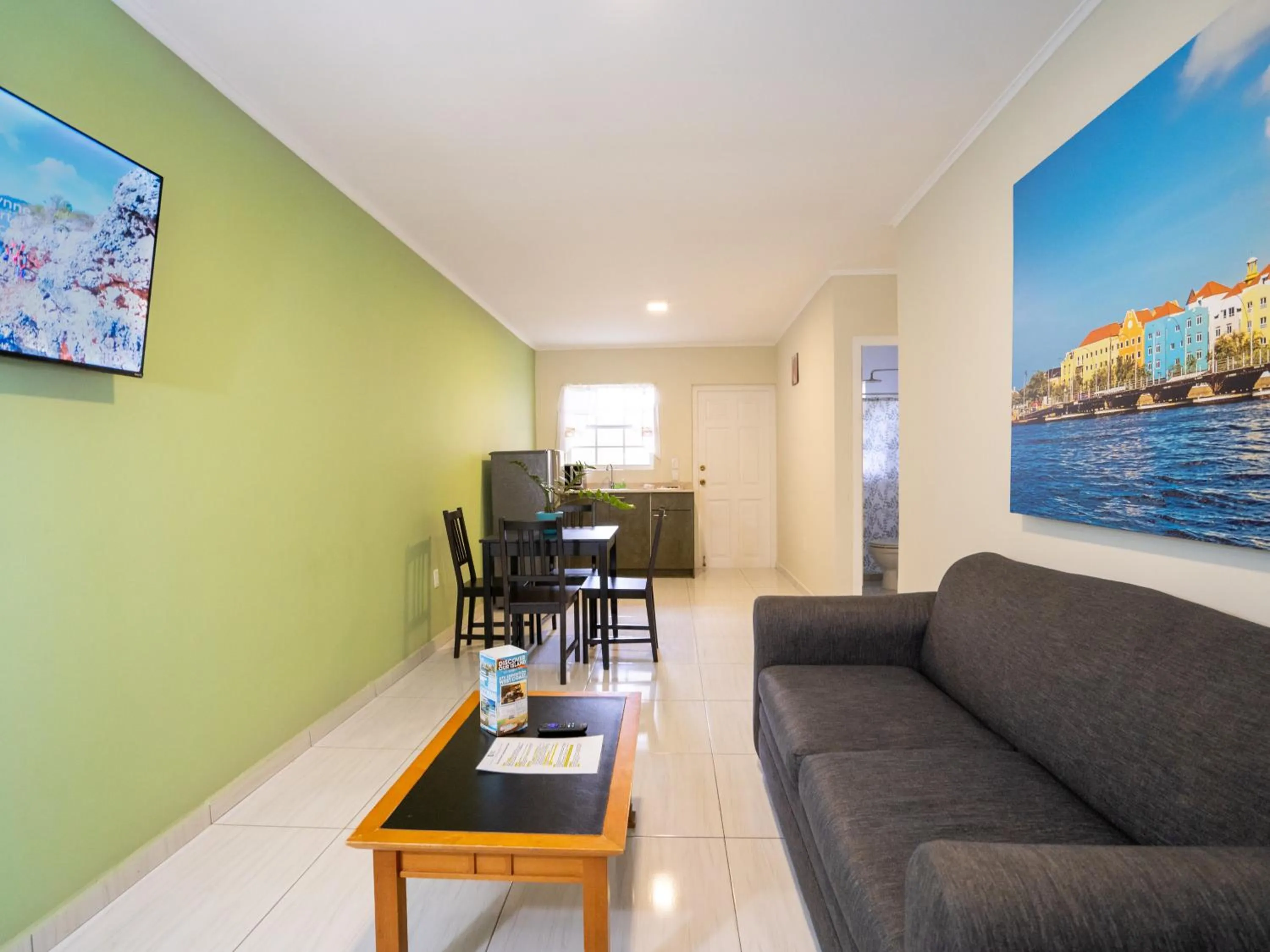 TV and multimedia in Delynne Boutique Hotel