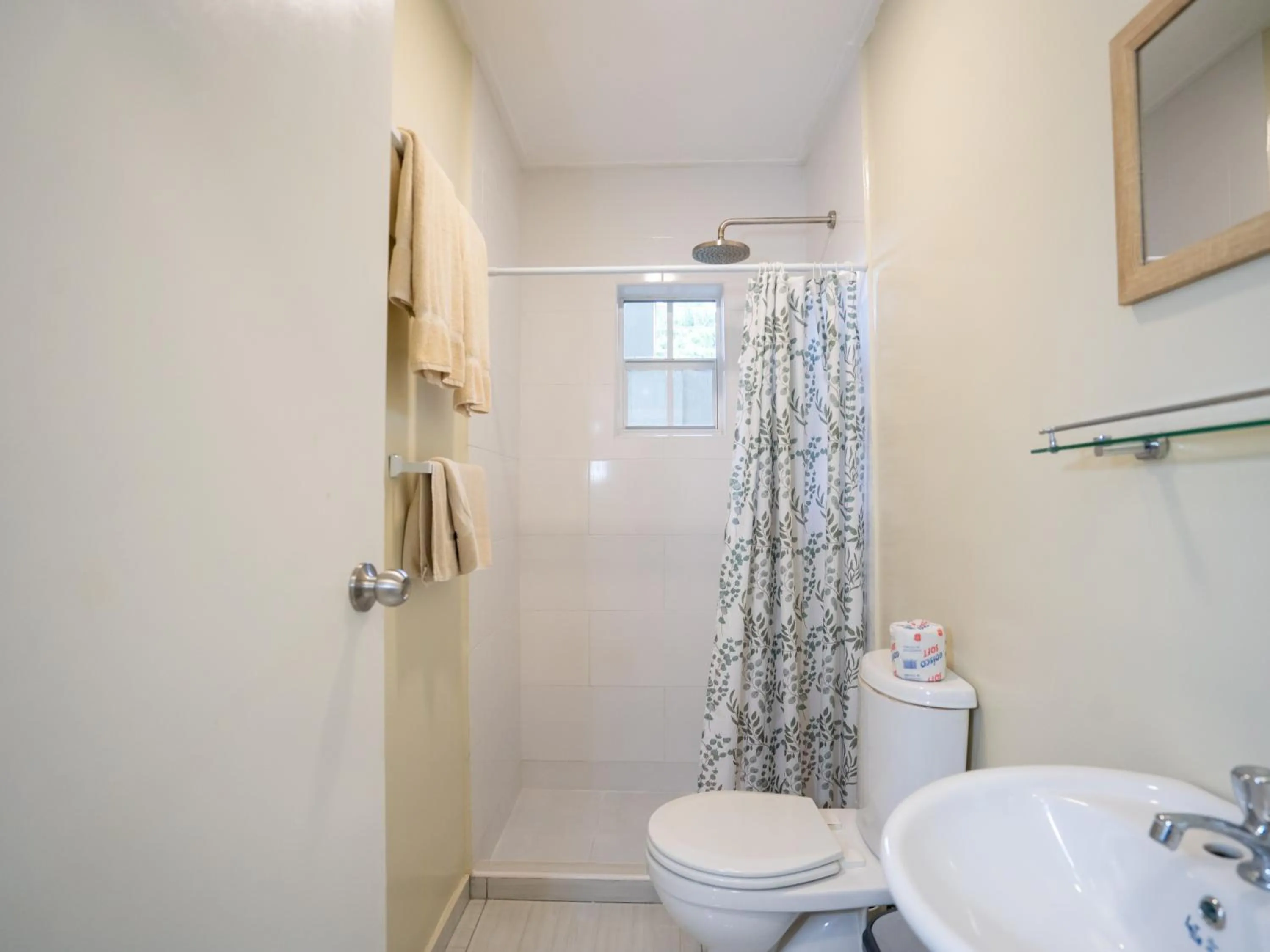 Toilet in Delynne Boutique Hotel