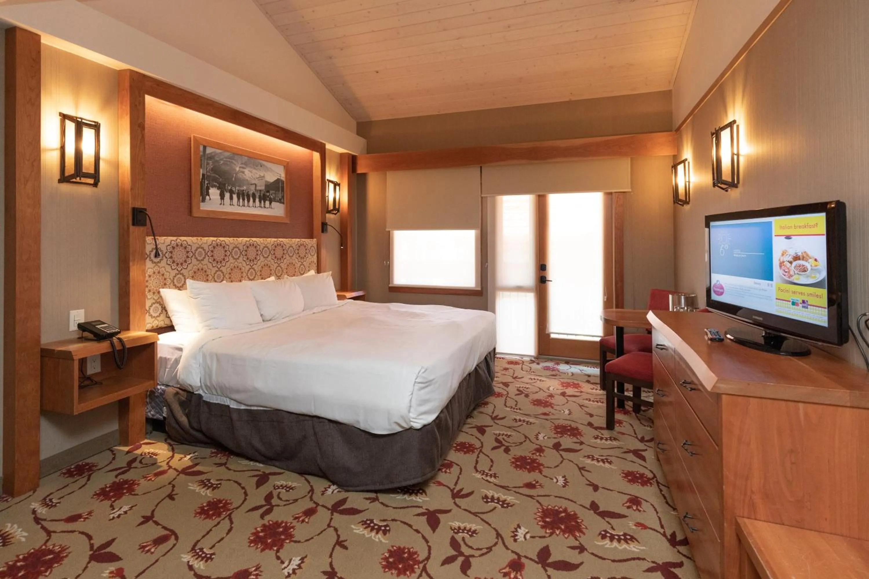 Bedroom, Bed in Banff Ptarmigan Inn