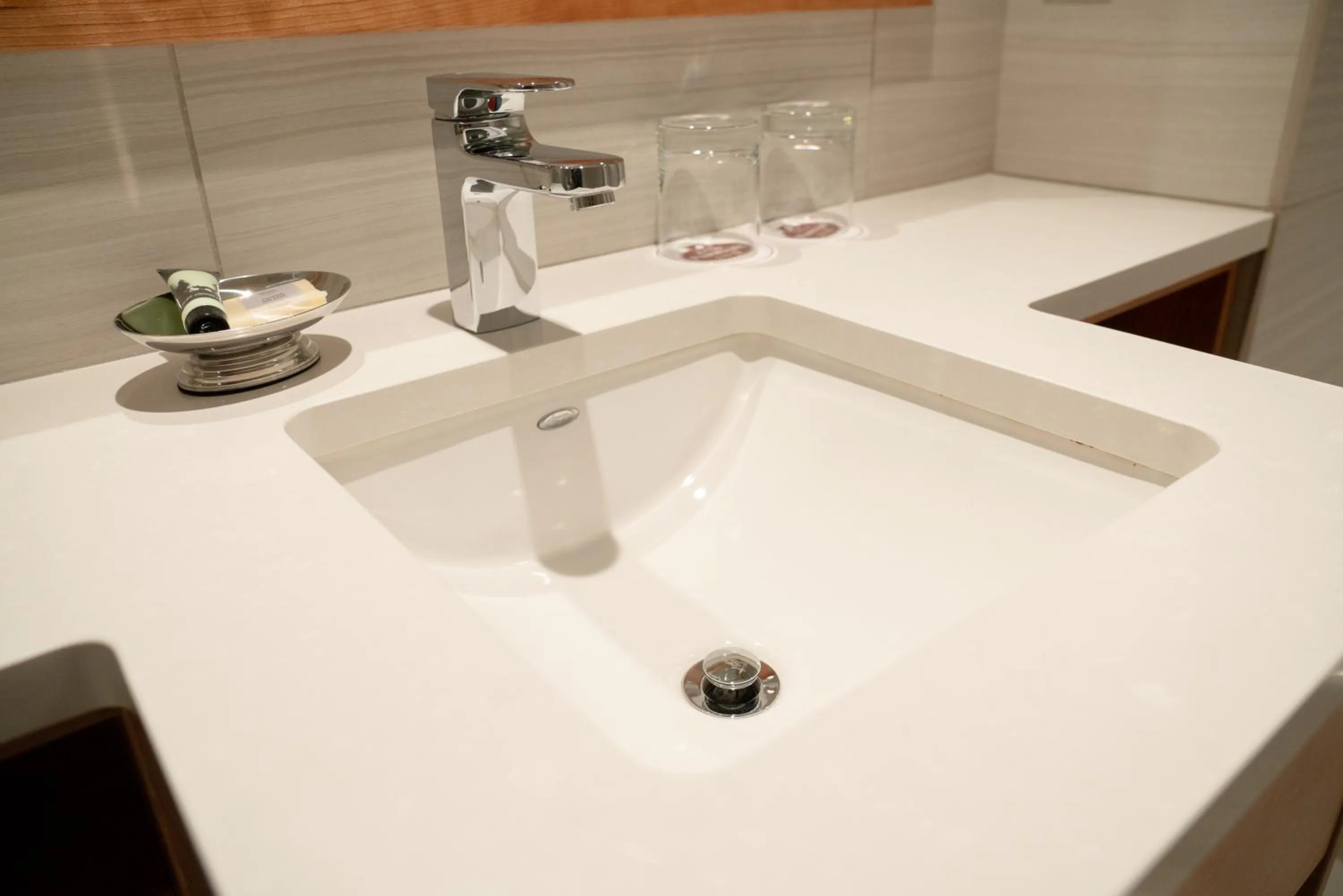 Bathroom in Banff Ptarmigan Inn