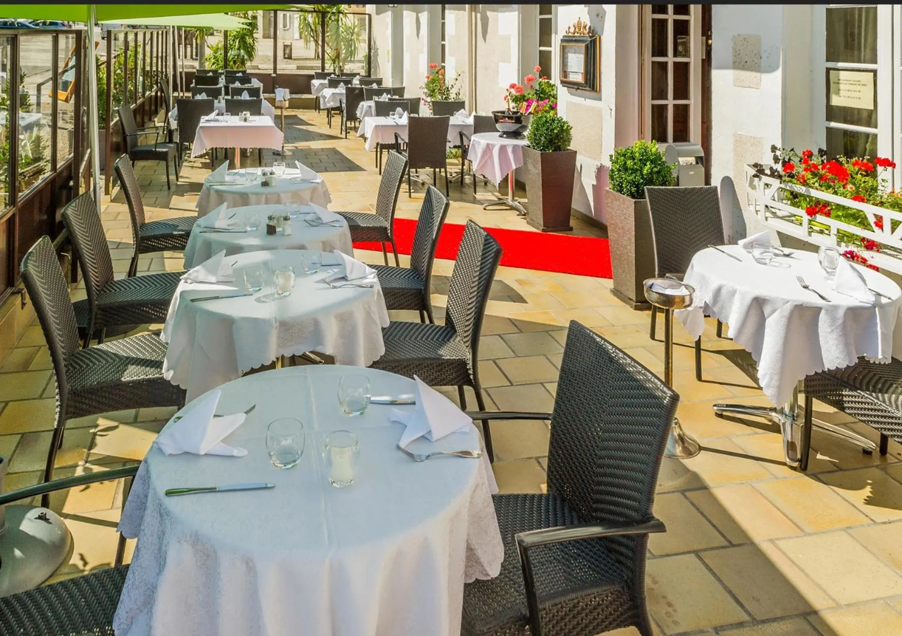 Restaurant/places to eat in Absolue Renaissance