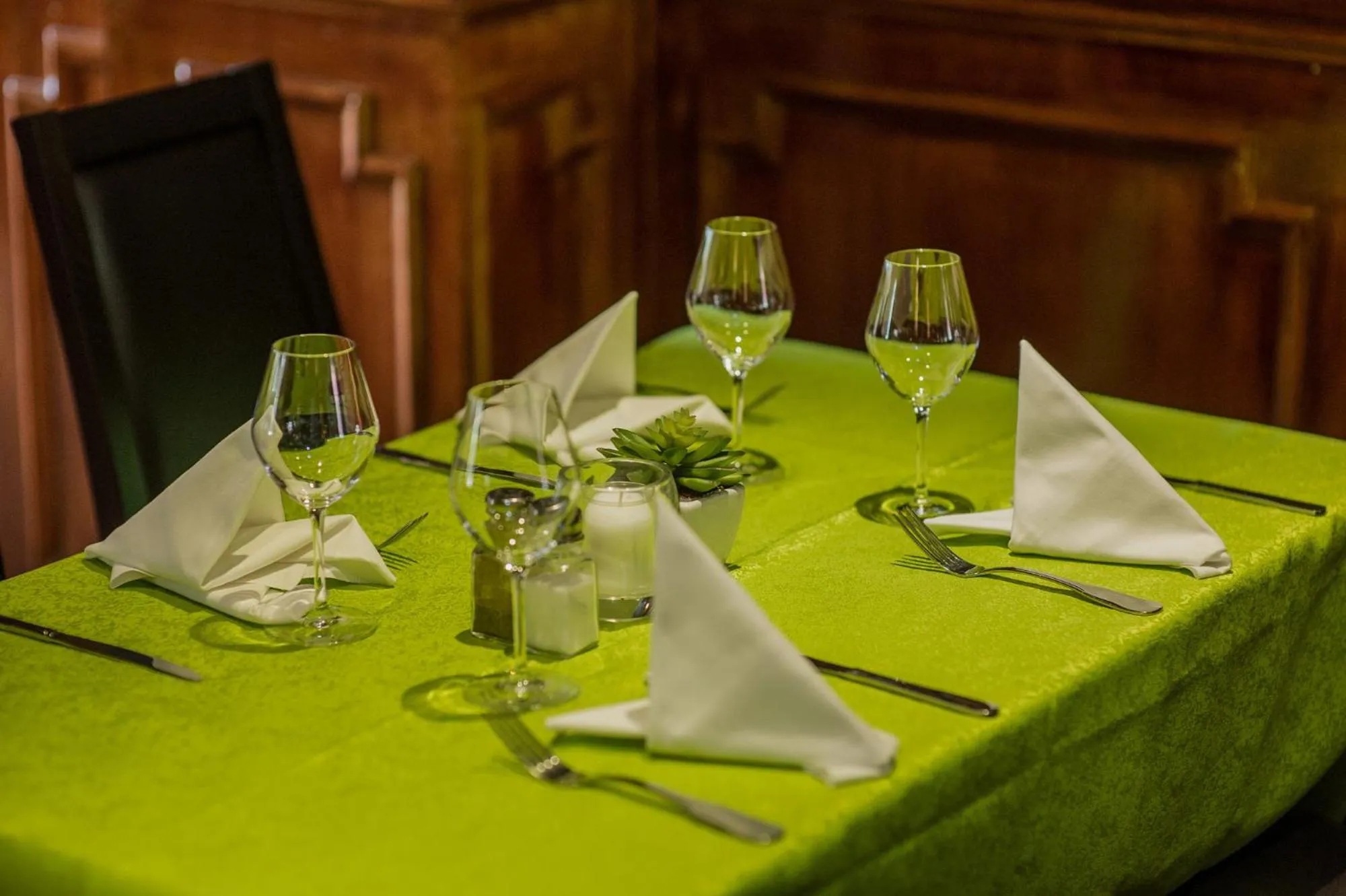 Restaurant/places to eat in Absolue Renaissance