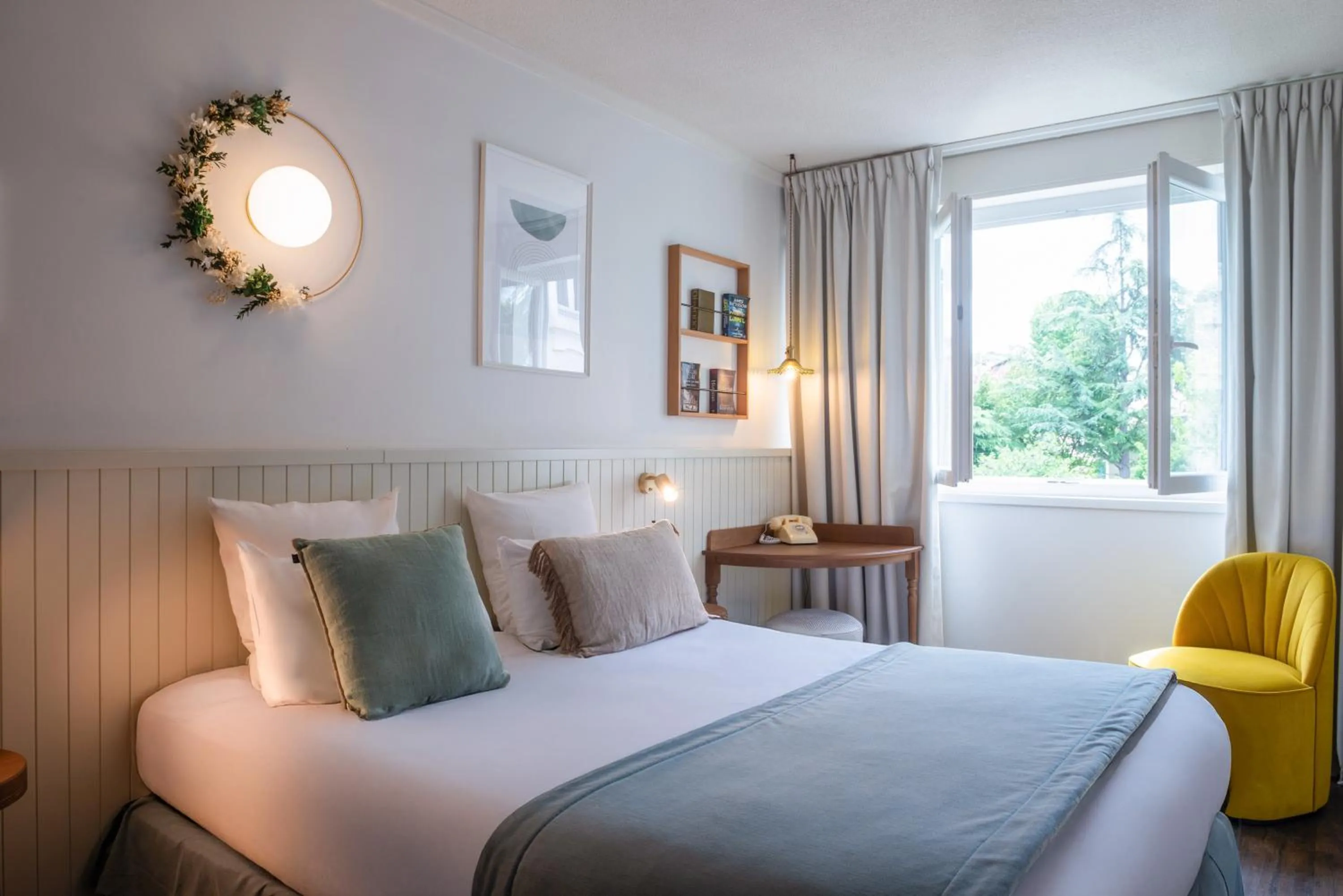 Property building, Bed in Hôtel Maison Lacassagne Lyon