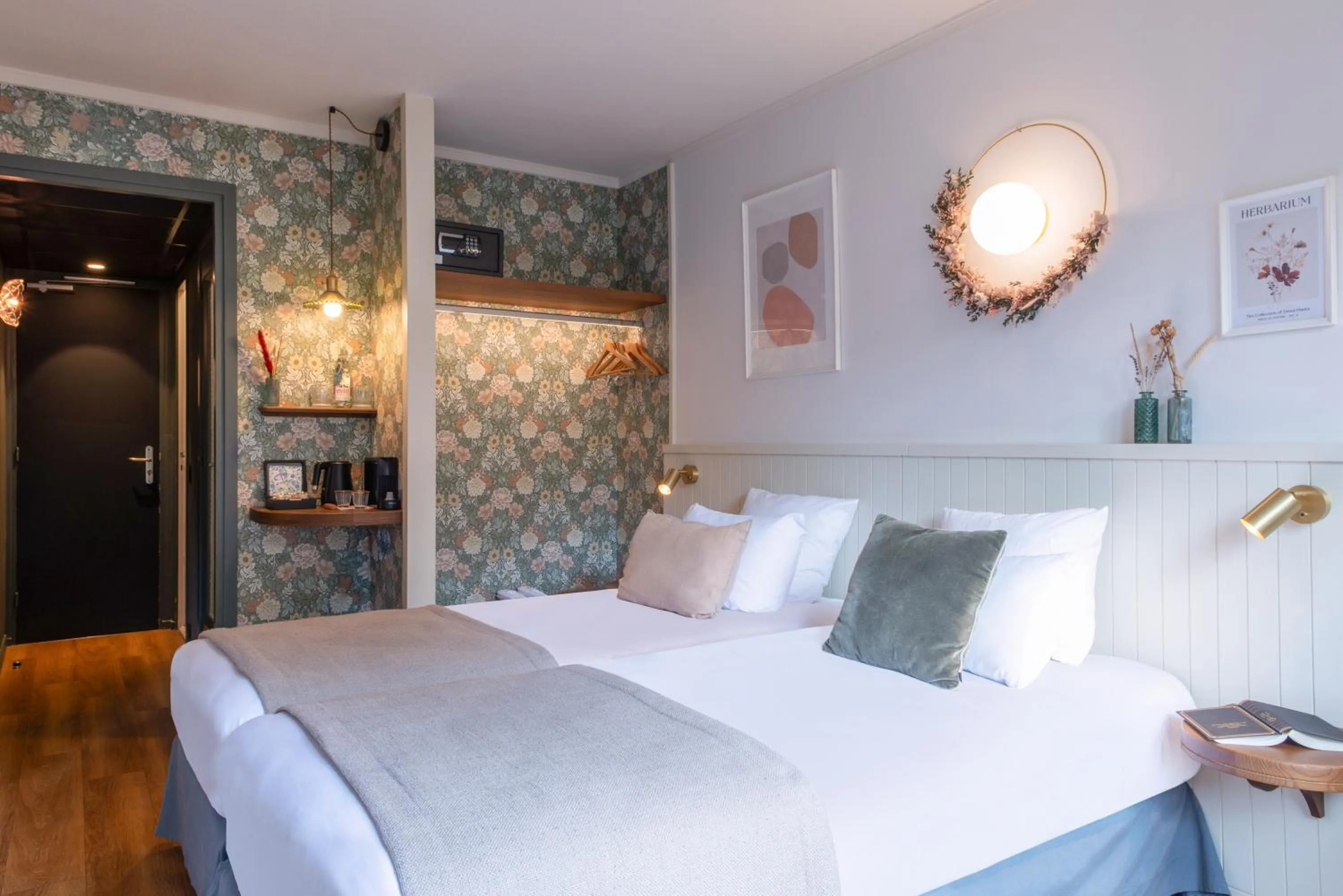 Property building, Bed in Hôtel Maison Lacassagne Lyon