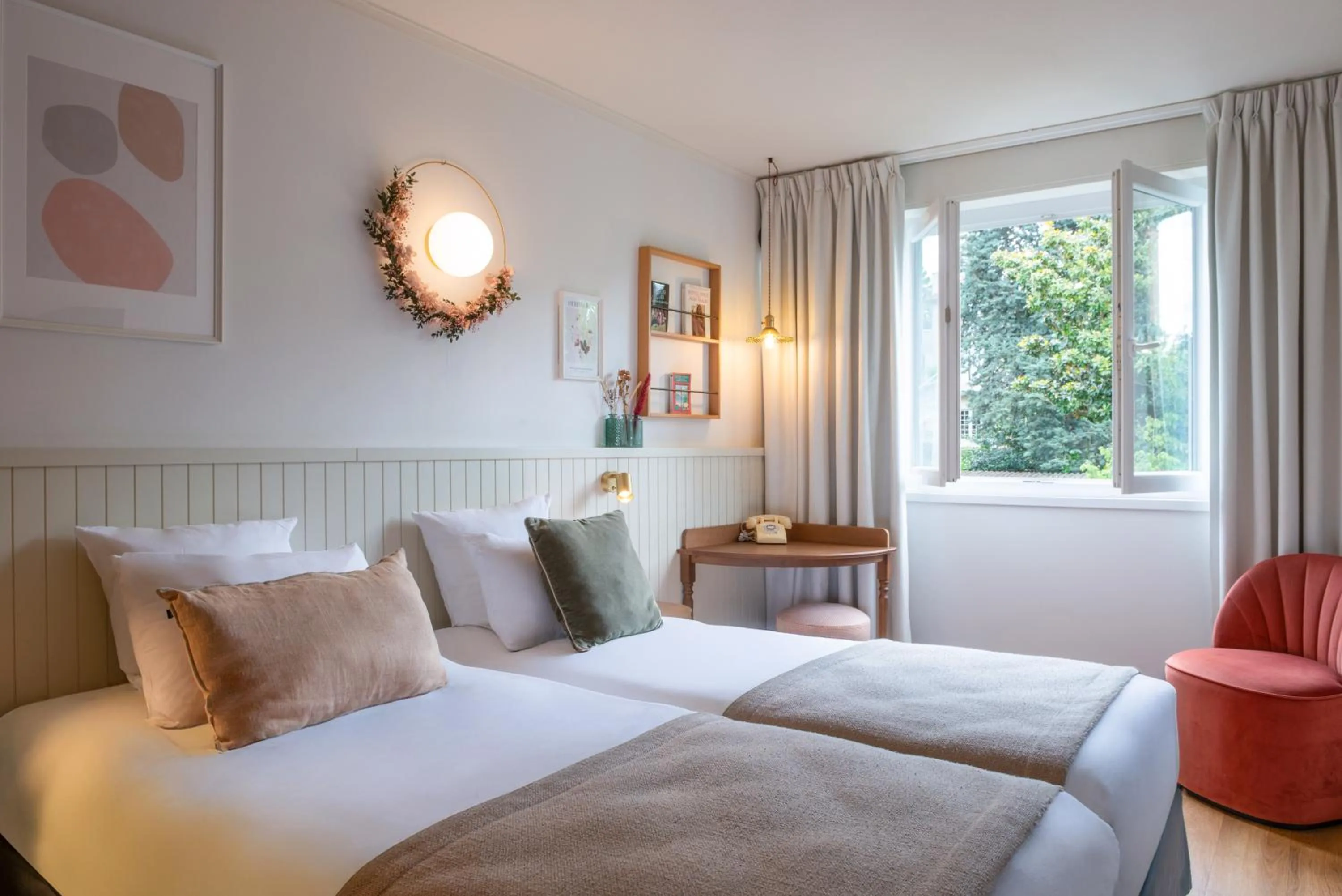 Property building, Bed in Hôtel Maison Lacassagne Lyon