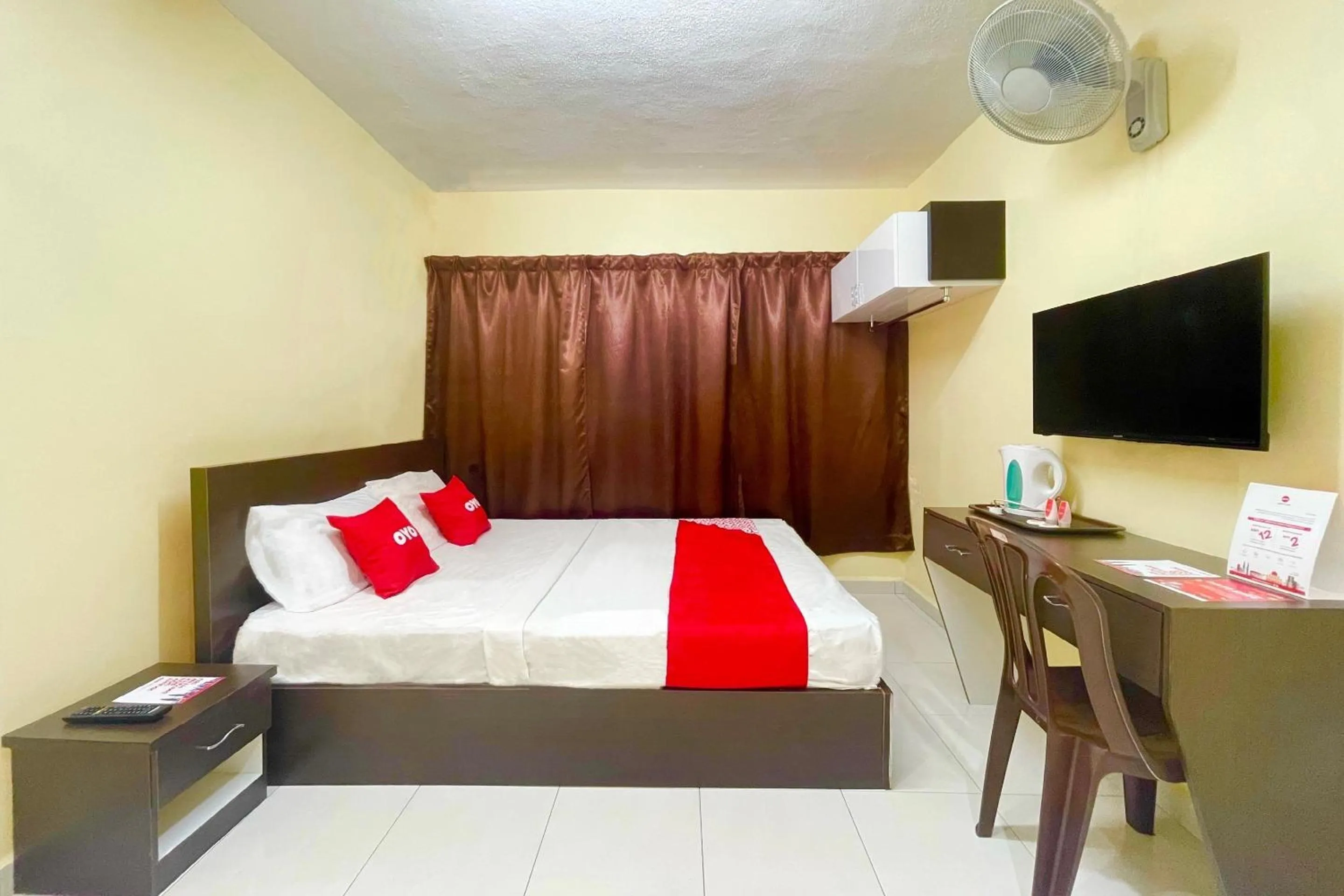 Bedroom, Bed in OYO 90369 Safari Hotel Lumut