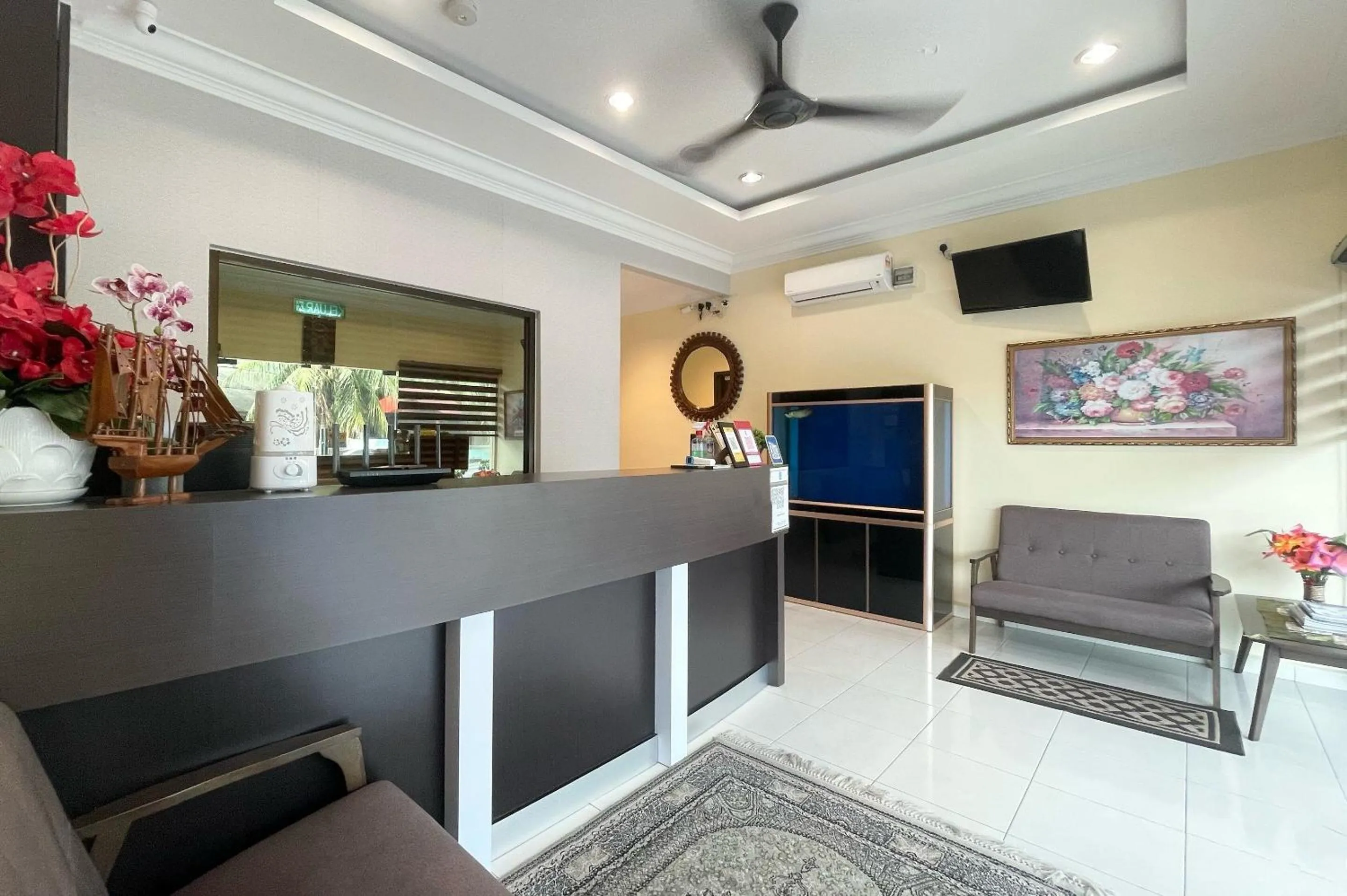 Lobby or reception in OYO 90369 Safari Hotel Lumut