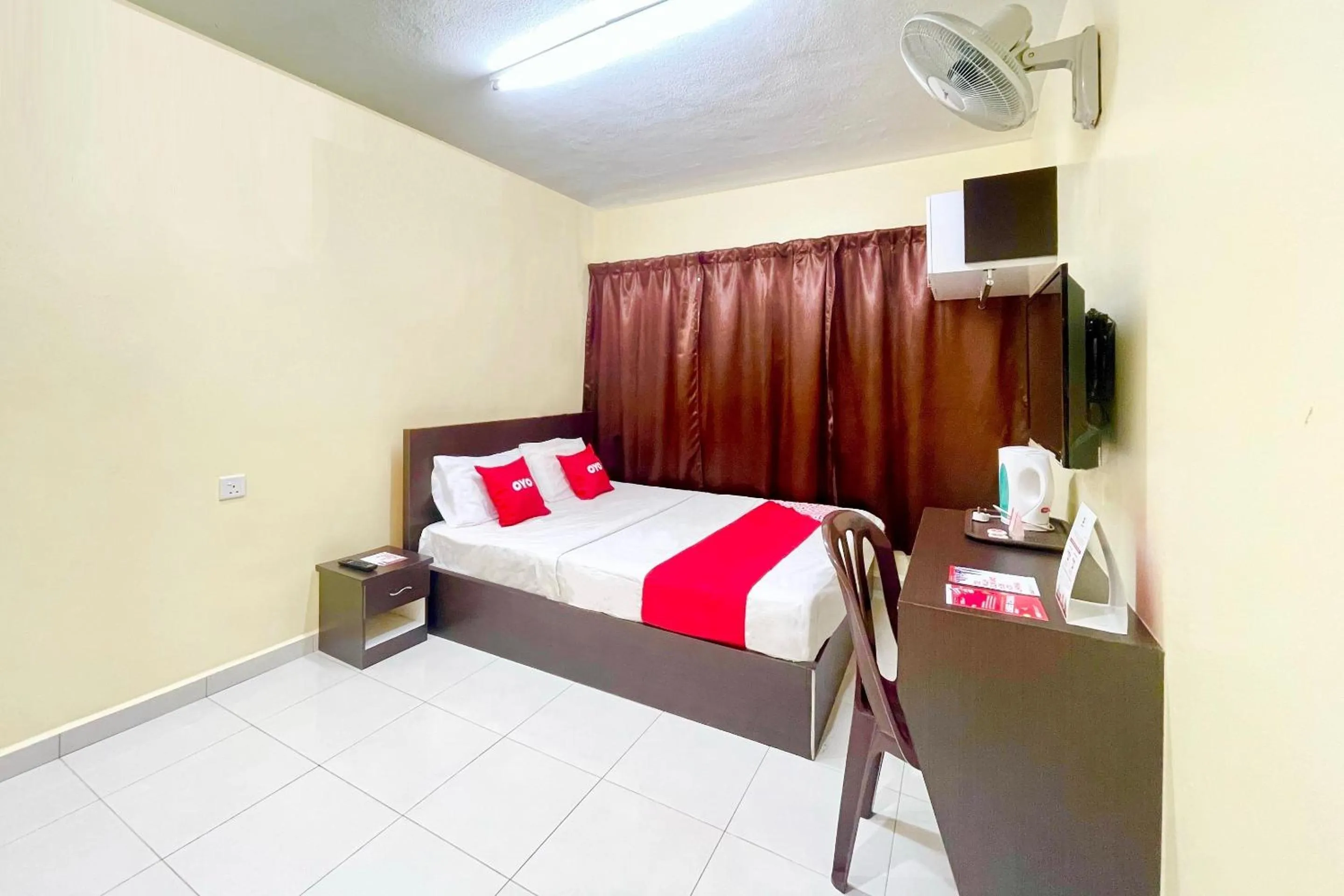 Bedroom, Bed in OYO 90369 Safari Hotel Lumut