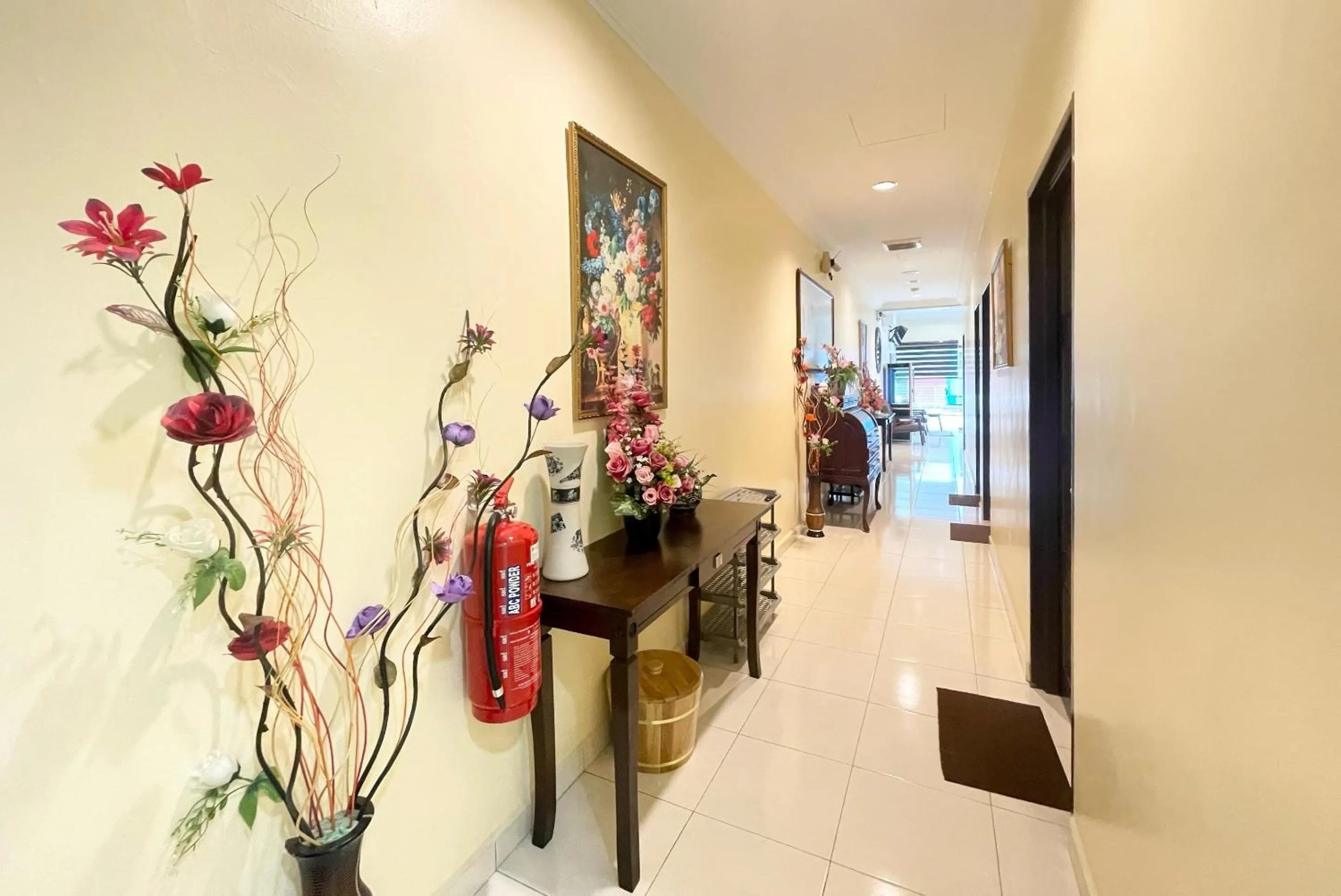 Lobby or reception in OYO 90369 Safari Hotel Lumut