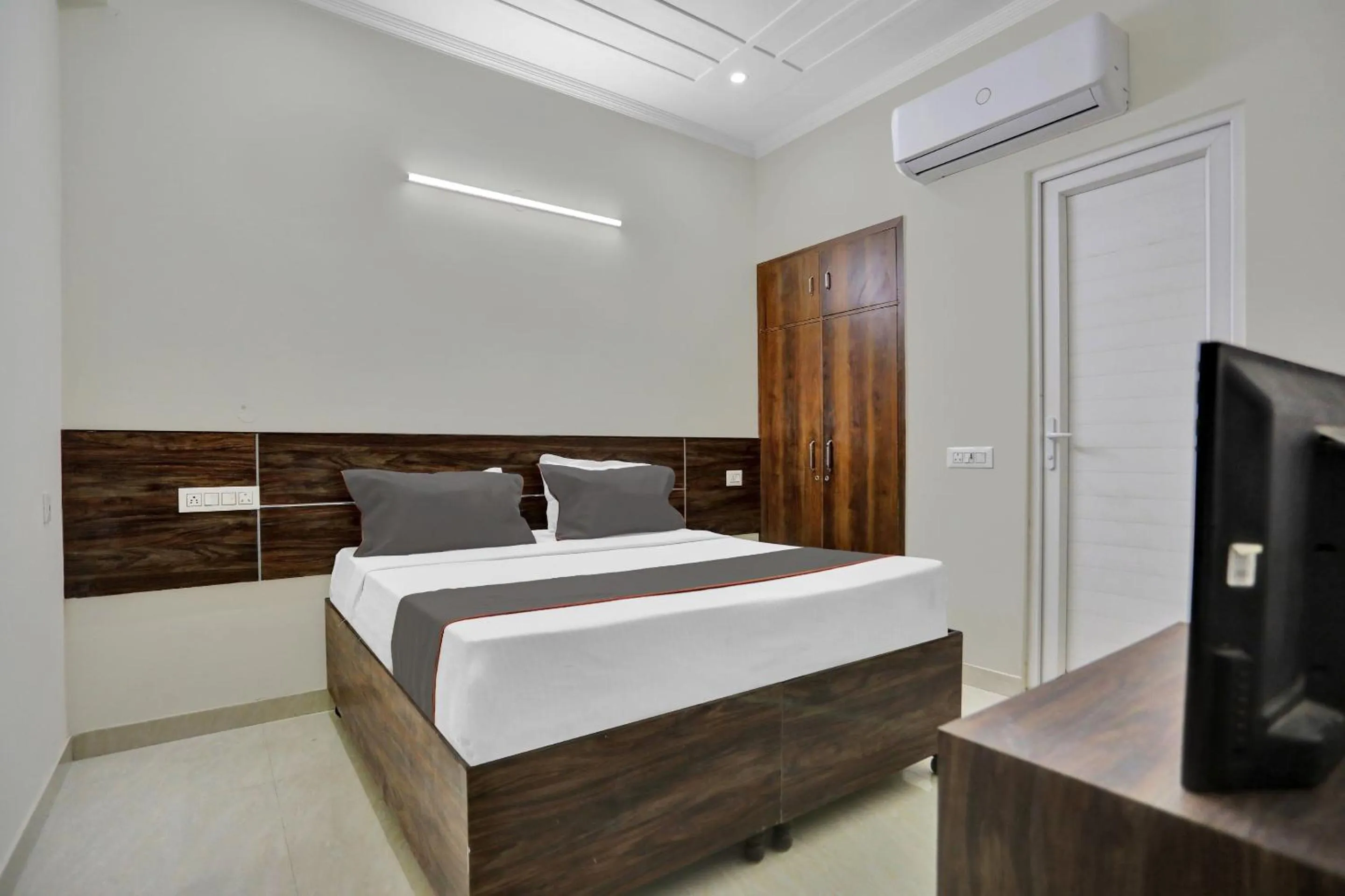 Bedroom, Bed in Collection O Raksha Inn Near PVR Ansal Plaza Greater Noida