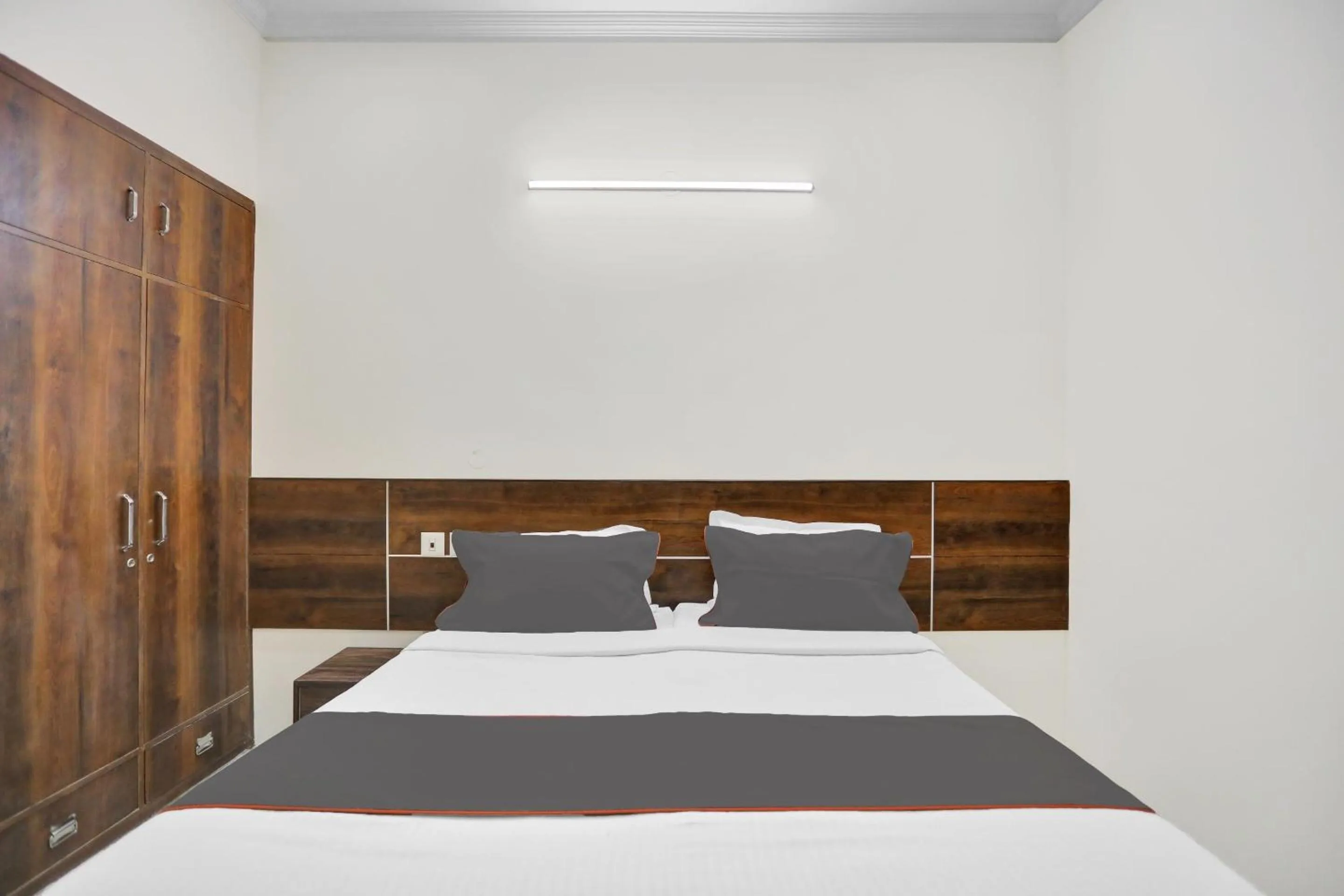 Bedroom, Bed in Collection O Raksha Inn Near PVR Ansal Plaza Greater Noida