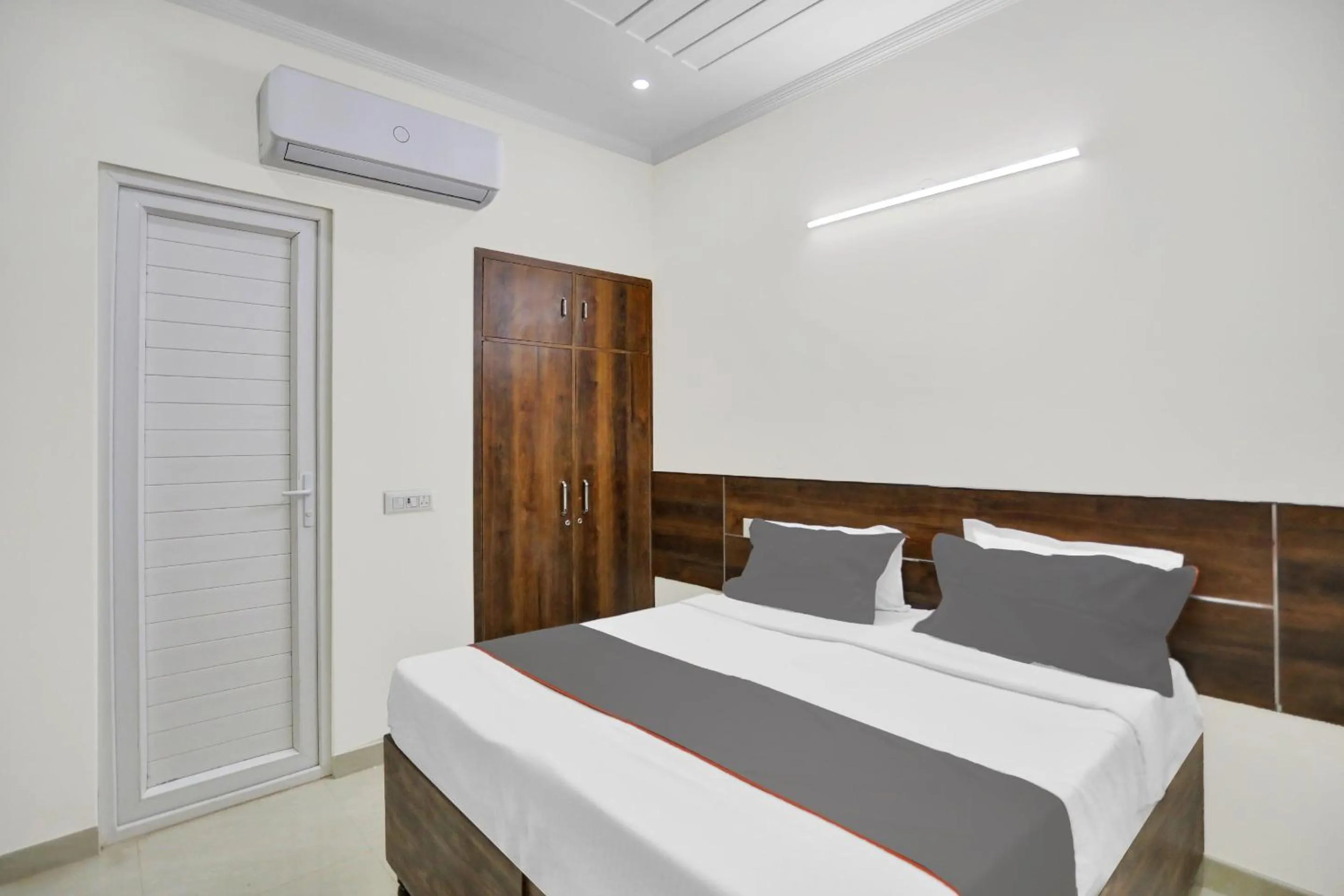 Bedroom, Bed in Collection O Raksha Inn Near PVR Ansal Plaza Greater Noida