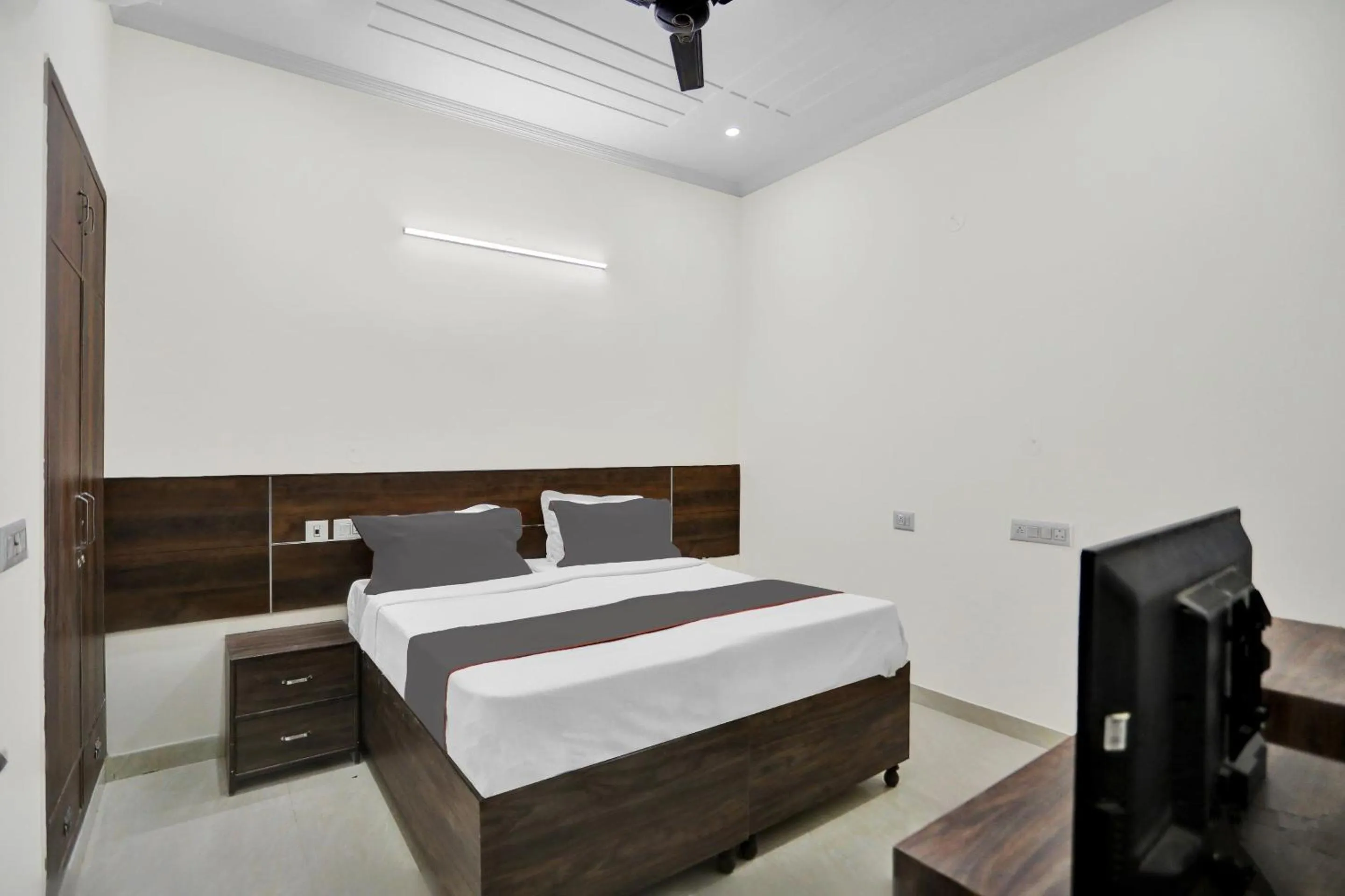 Bedroom, Bed in Collection O Raksha Inn Near PVR Ansal Plaza Greater Noida