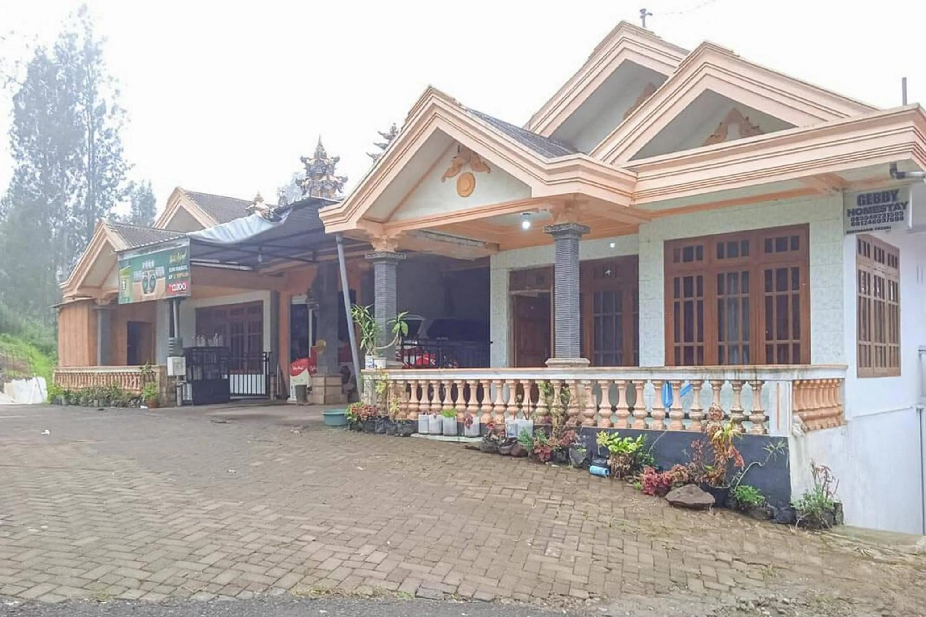 Facade/entrance in Gebby Homestay Bromo RedPartner