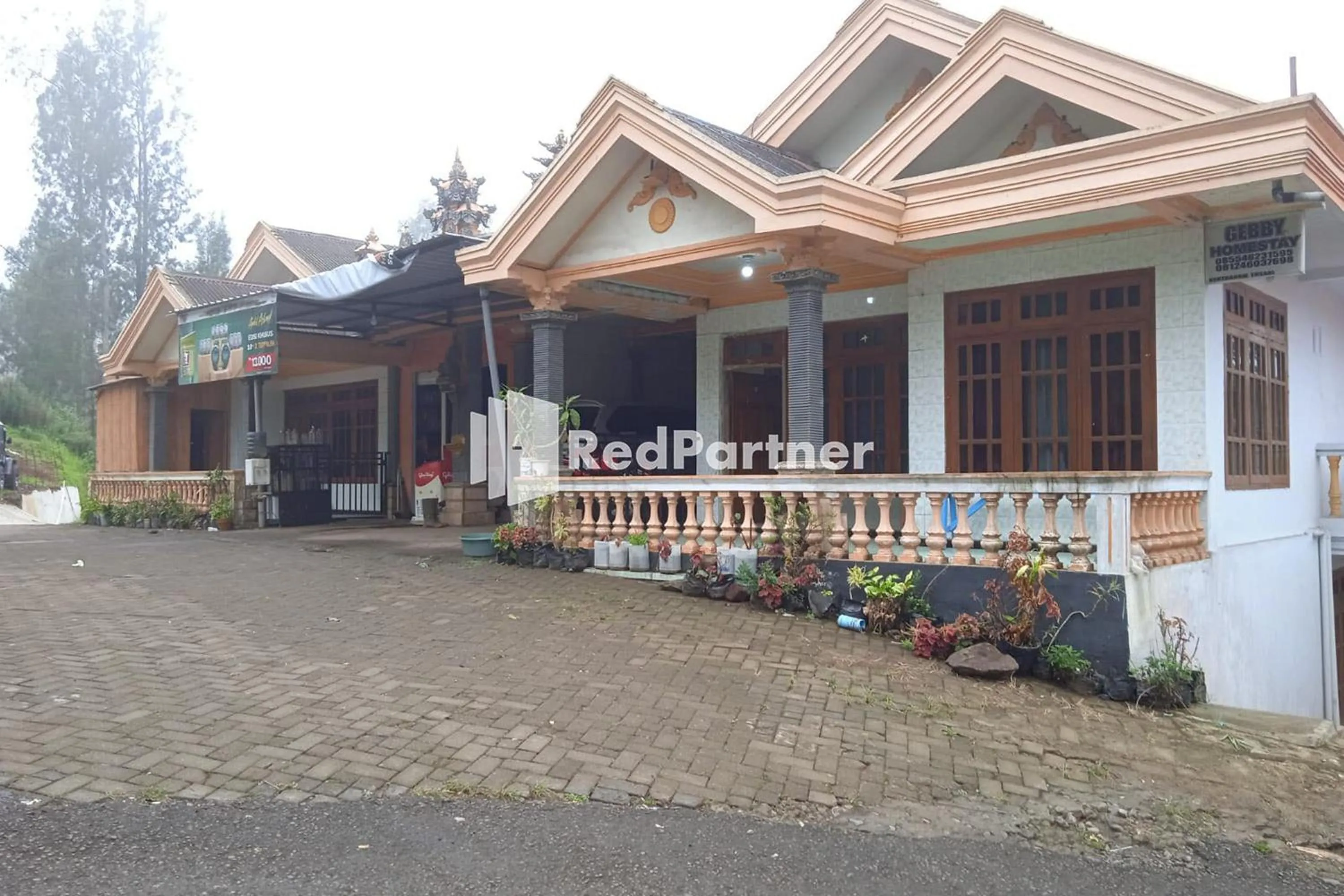 Facade/entrance in Gebby Homestay Bromo RedPartner