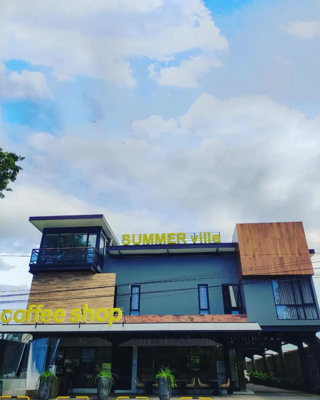 Property building in Hotel Summerville