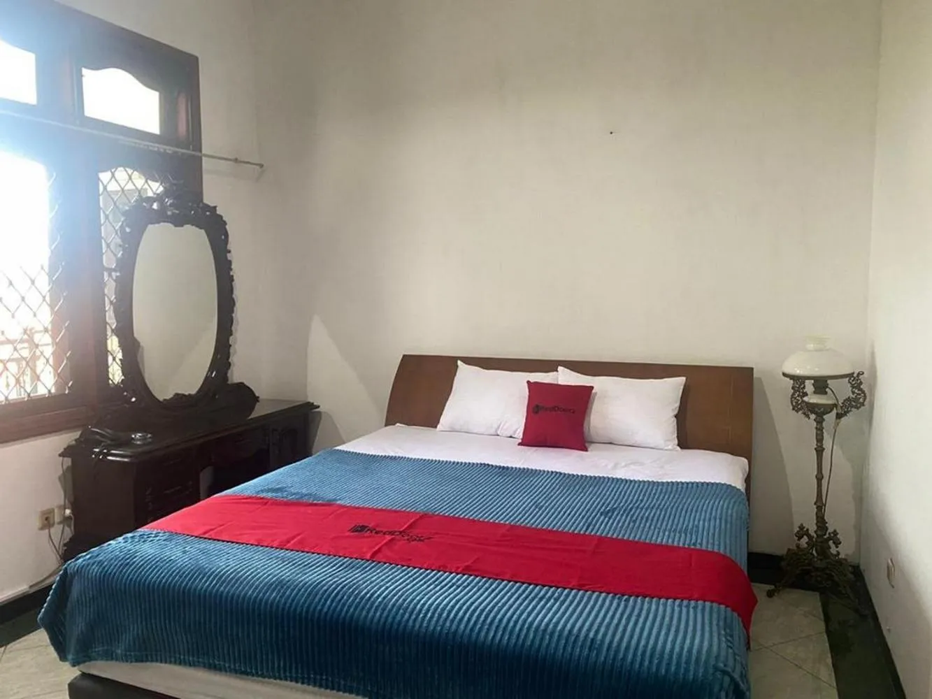 Bedroom, Bed in RedDoorz Syariah @ Karang Pilang