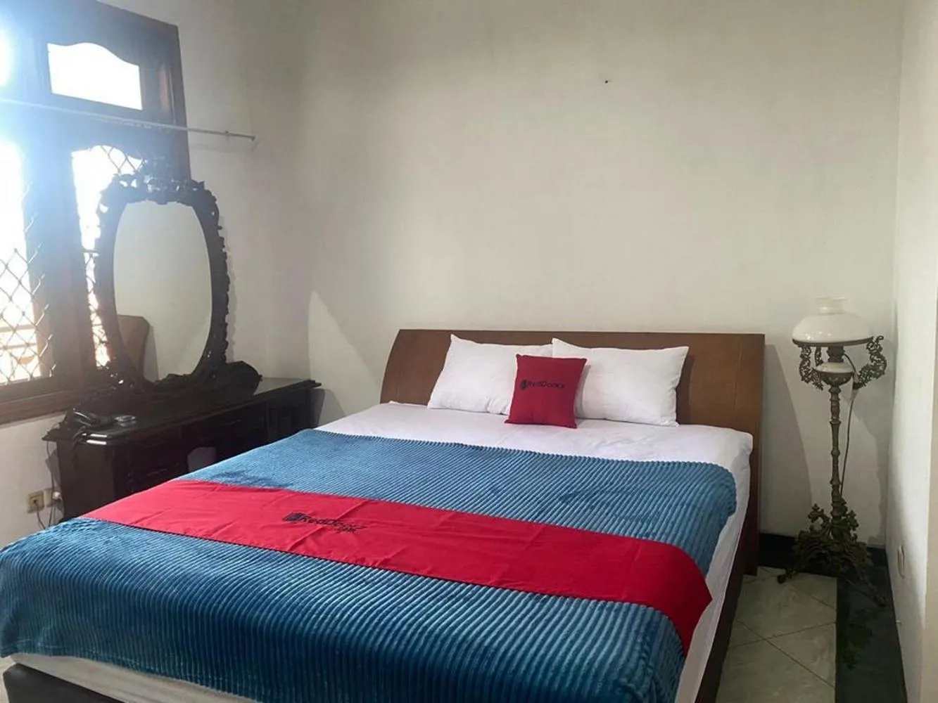 Bedroom, Bed in RedDoorz Syariah @ Karang Pilang