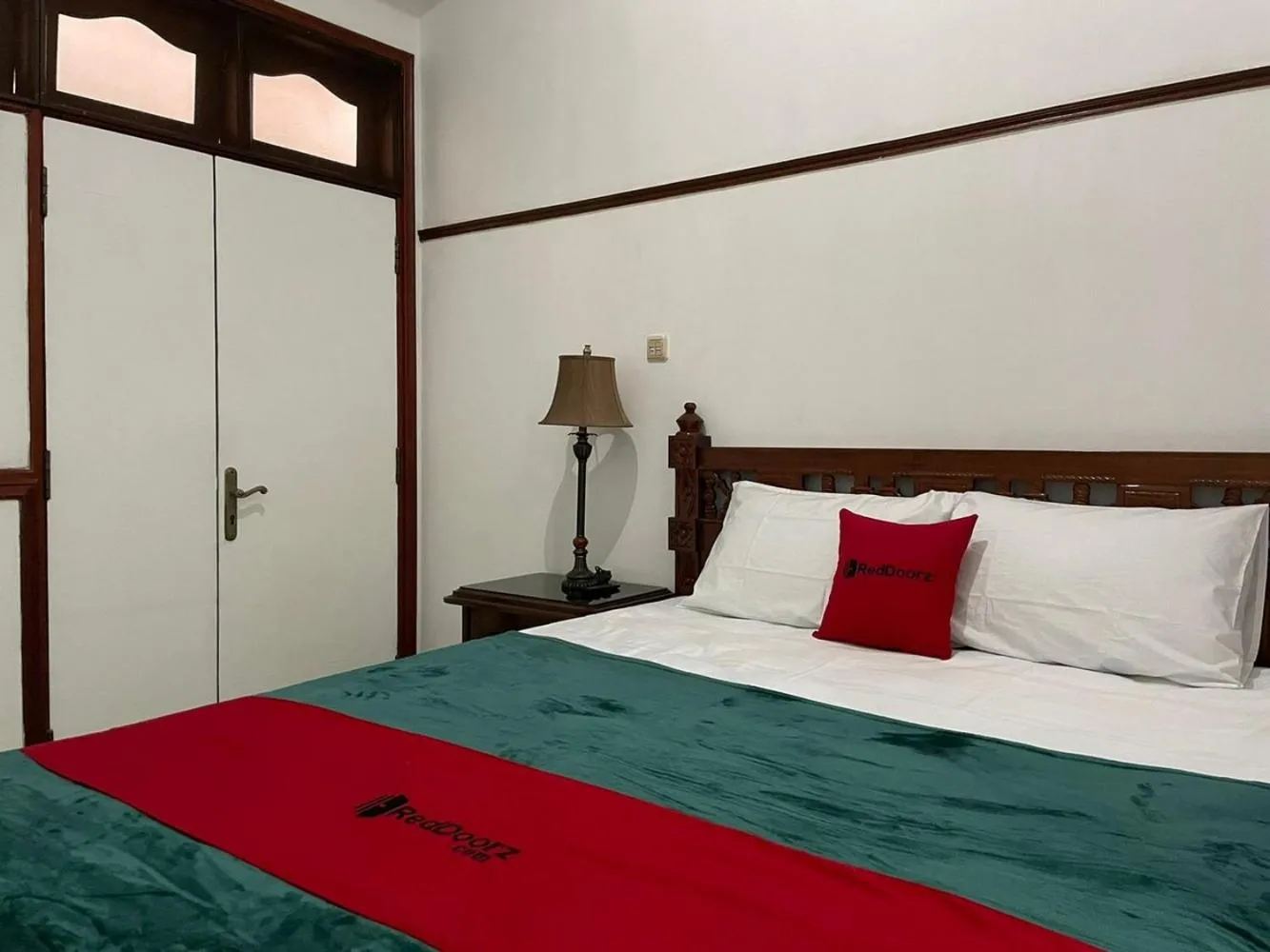 Bedroom, Bed in RedDoorz Syariah @ Karang Pilang