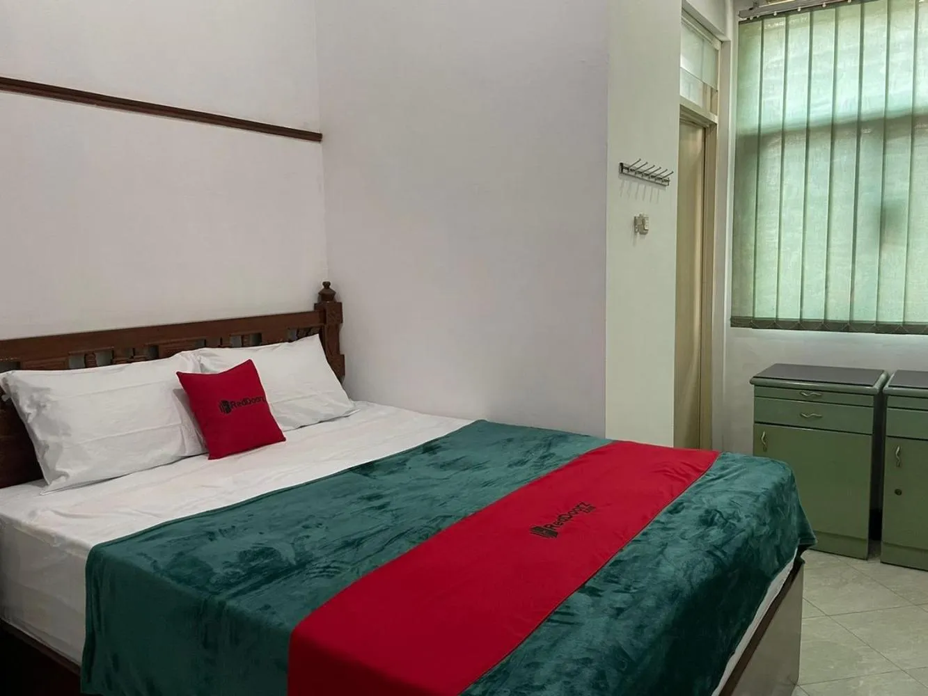 Bedroom, Bed in RedDoorz Syariah @ Karang Pilang