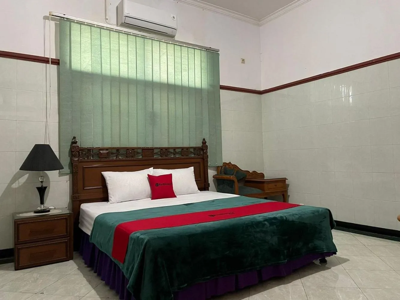 Bedroom, Bed in RedDoorz Syariah @ Karang Pilang