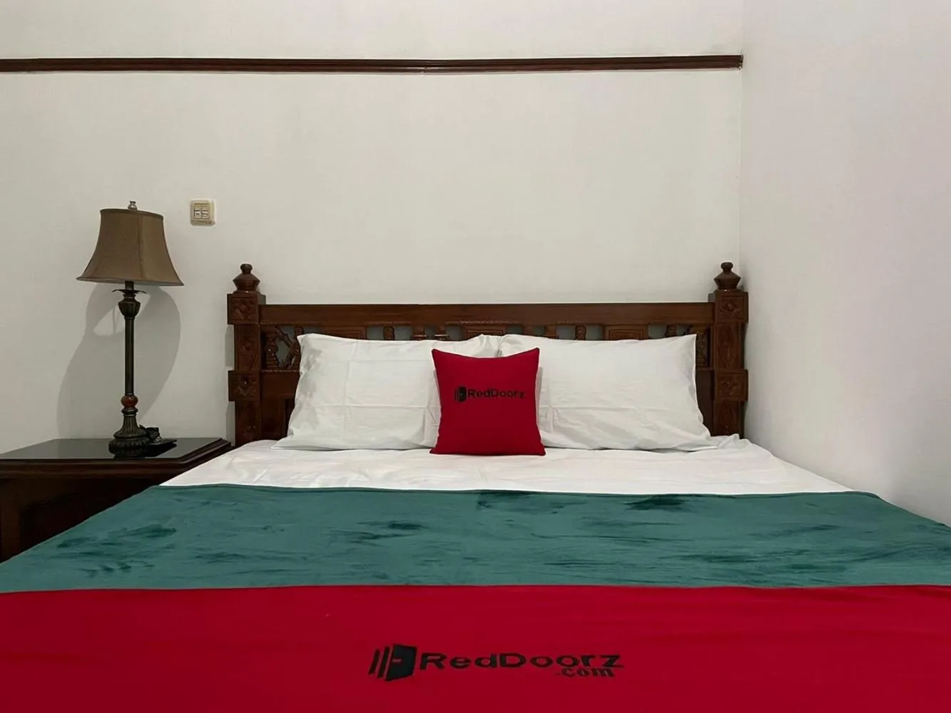 Bedroom, Bed in RedDoorz Syariah @ Karang Pilang