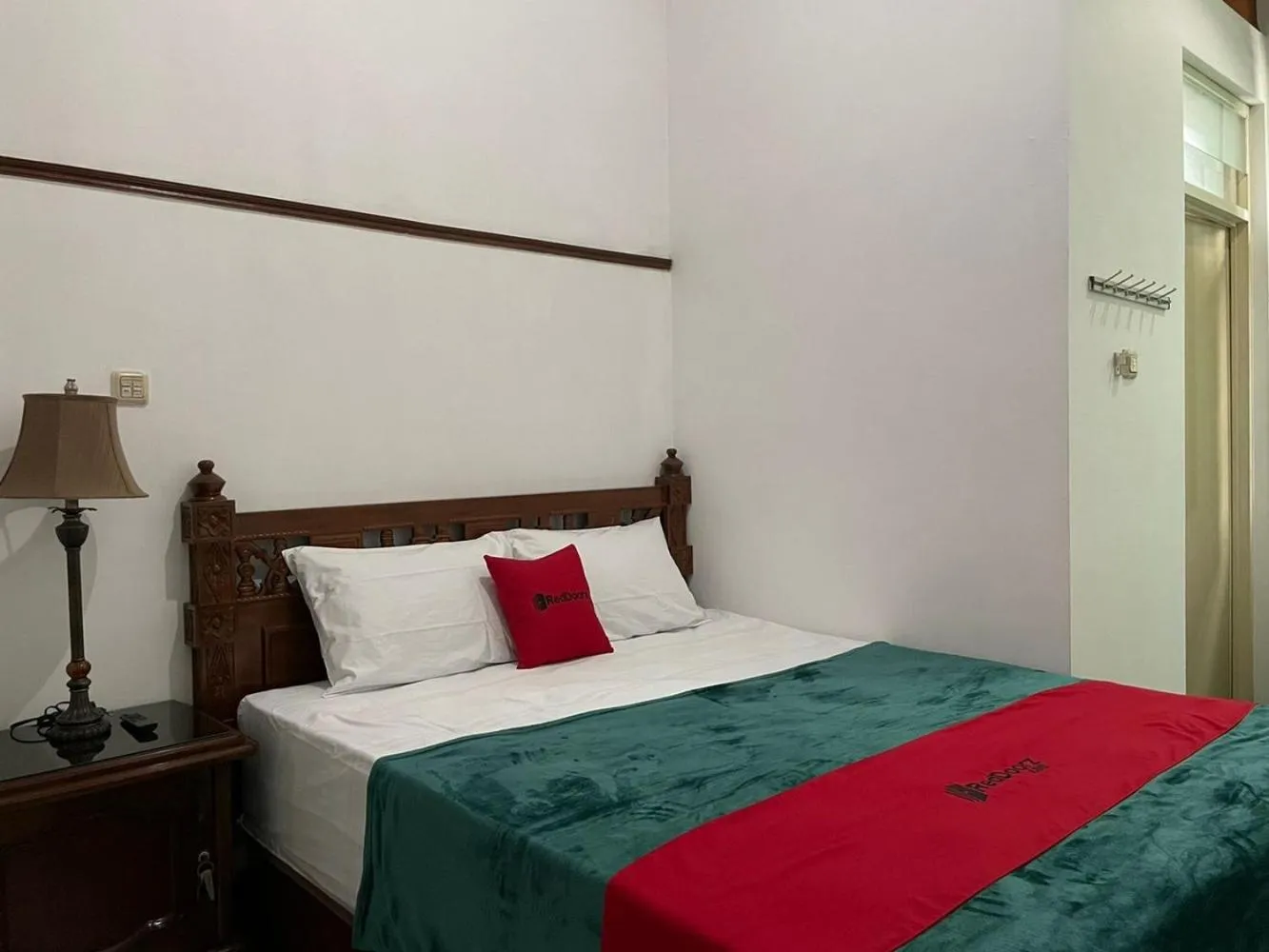 Bedroom, Bed in RedDoorz Syariah @ Karang Pilang