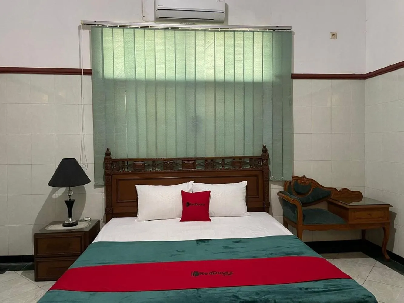 Bedroom, Bed in RedDoorz Syariah @ Karang Pilang