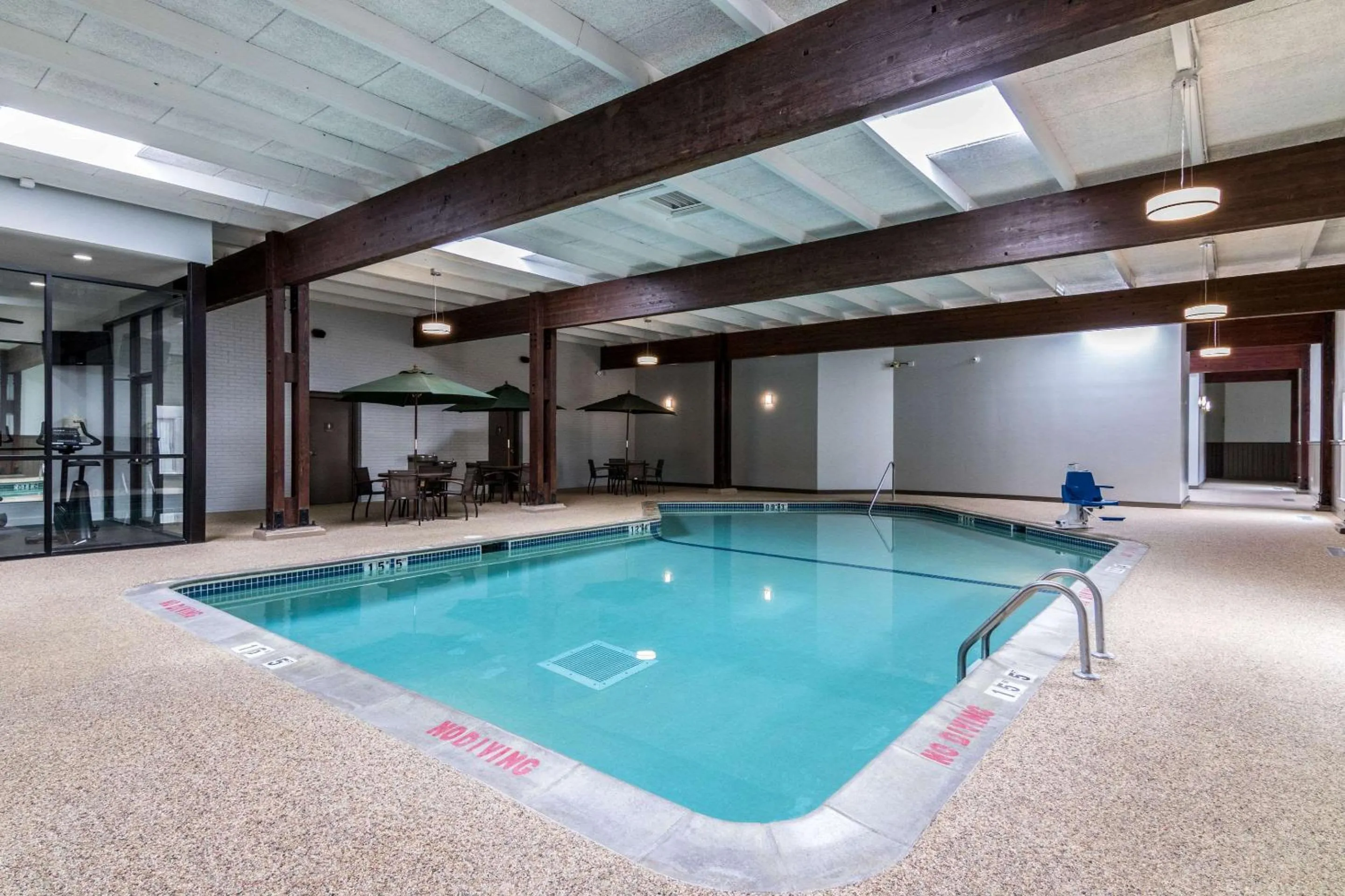 Swimming pool in Comfort Inn Plymouth-Minneapolis